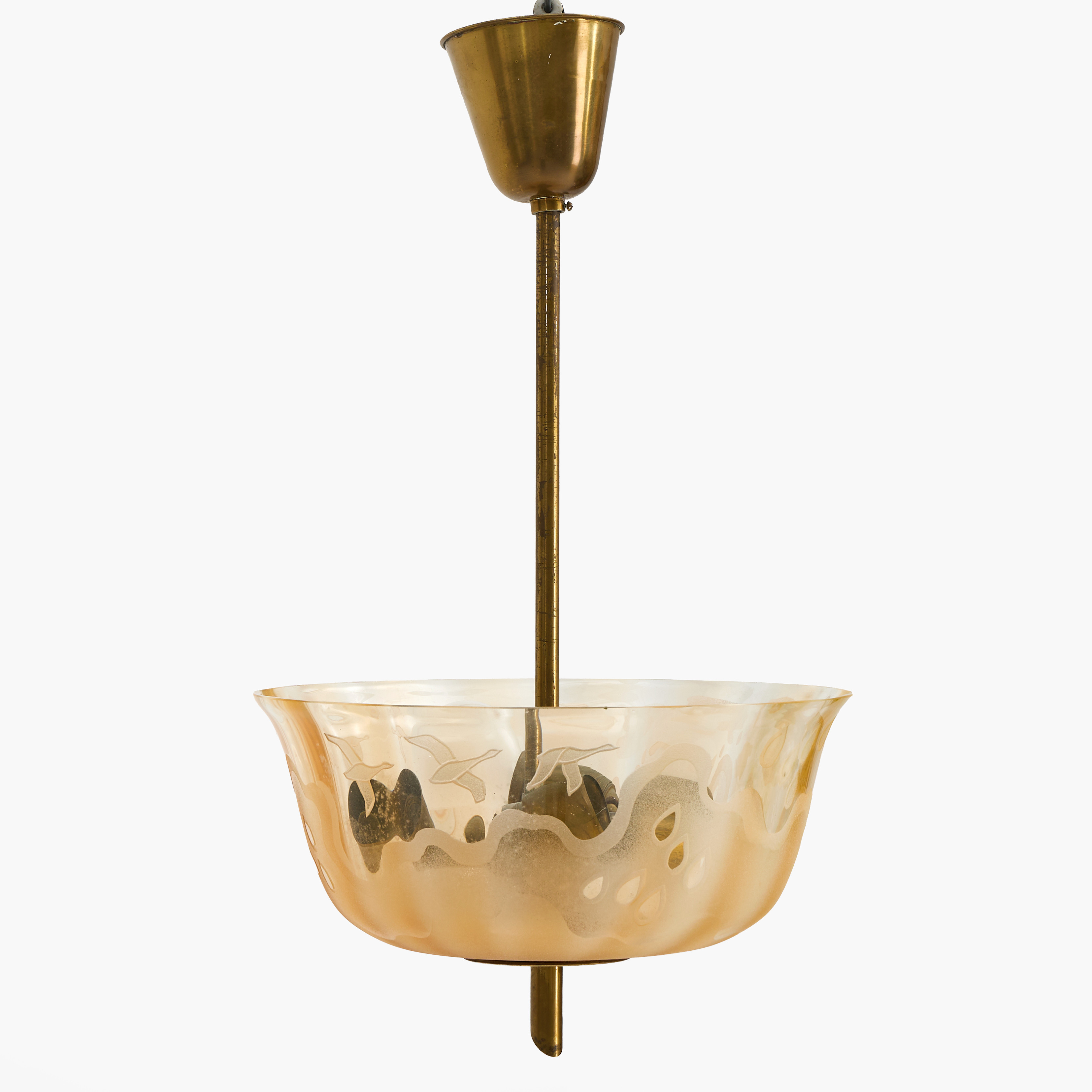 BO NOTINI. Taklampa, Glössner & Co, 1940-tal, bärnstensfärgat glas med etsad och blästrad dekor av fåglar och moln.