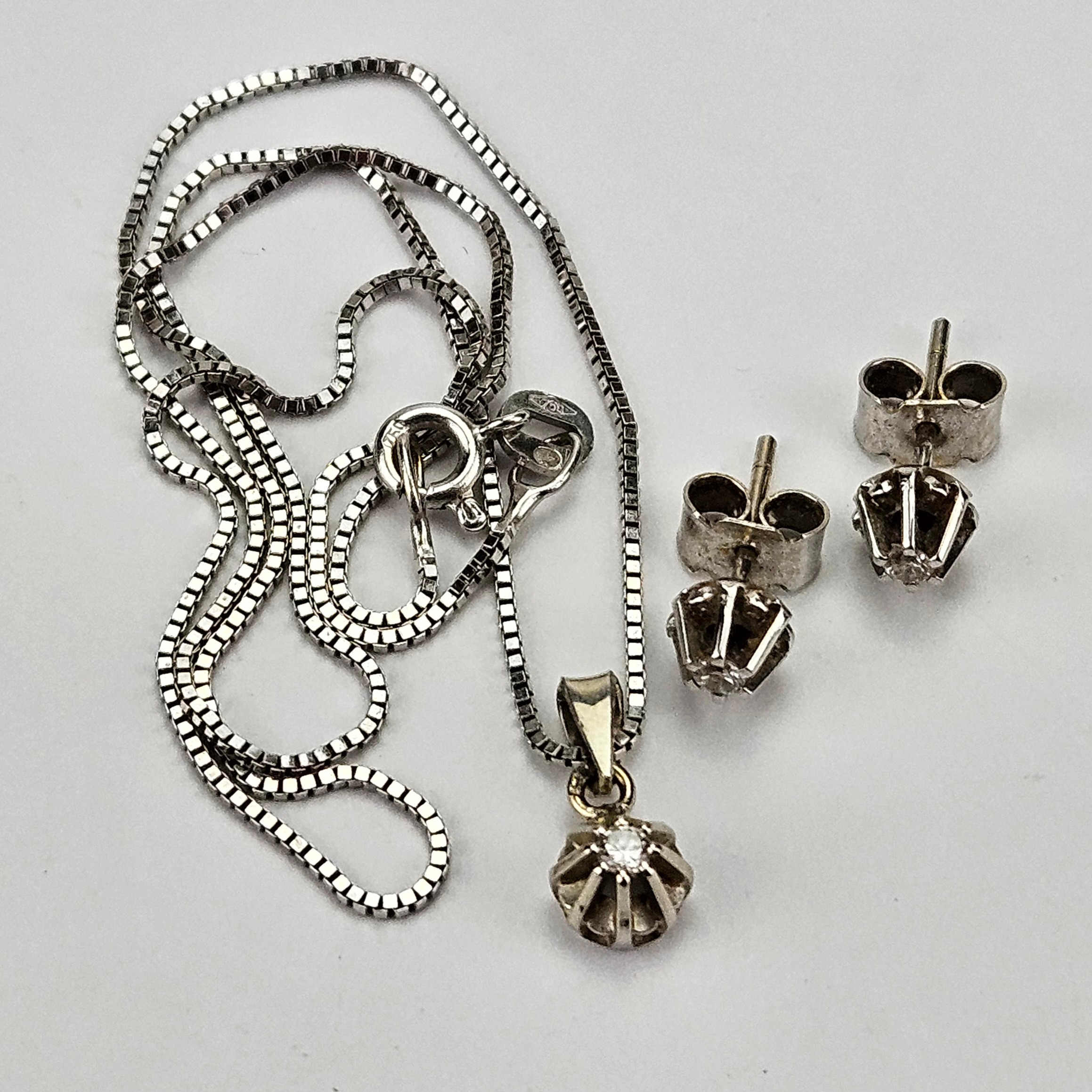 SET, 2 delar, vitguld, 18K, med slipade diamanter, total vikt ca. 4,6 gram.