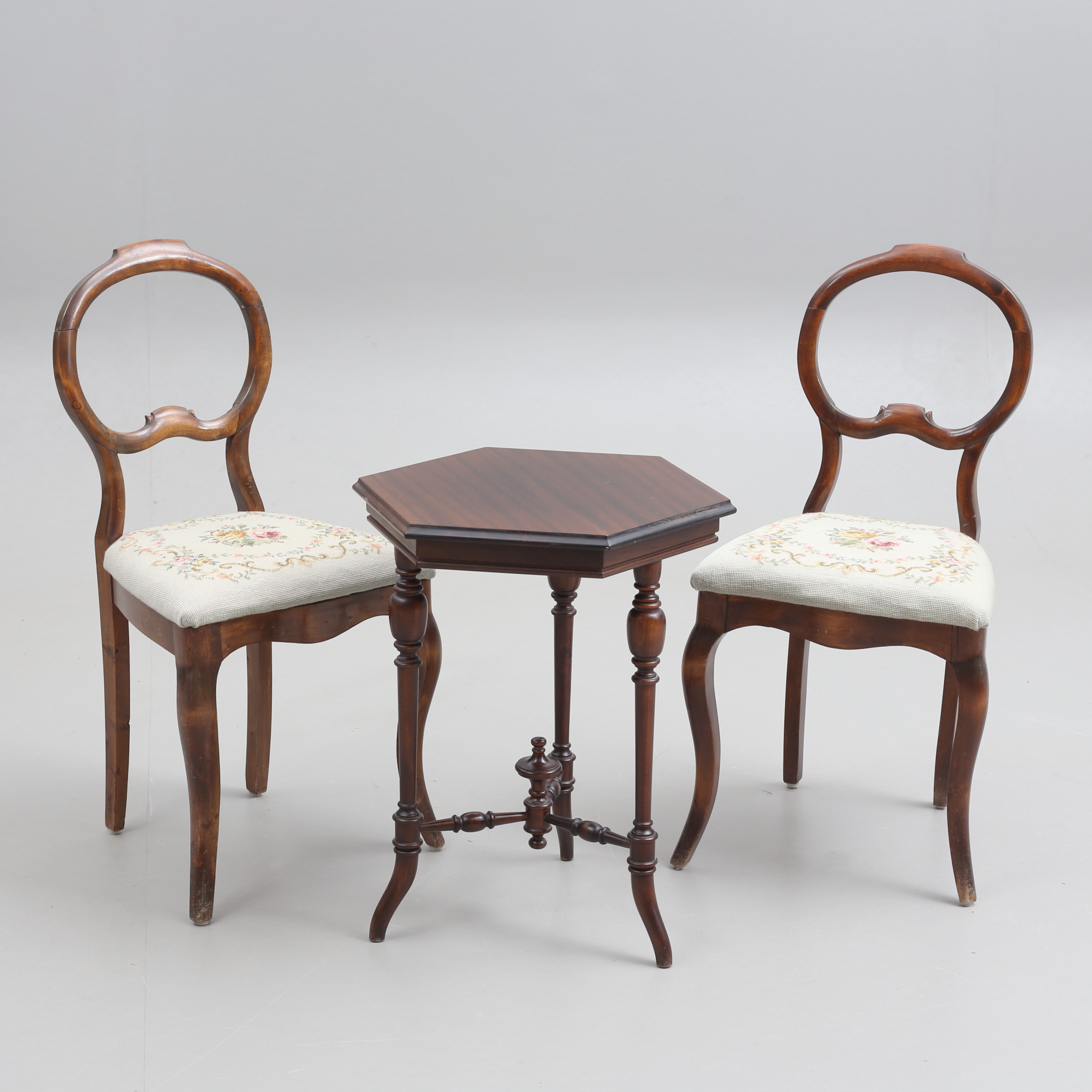 BORD samt STOLAR med broderade sitsar, 1900-tal.