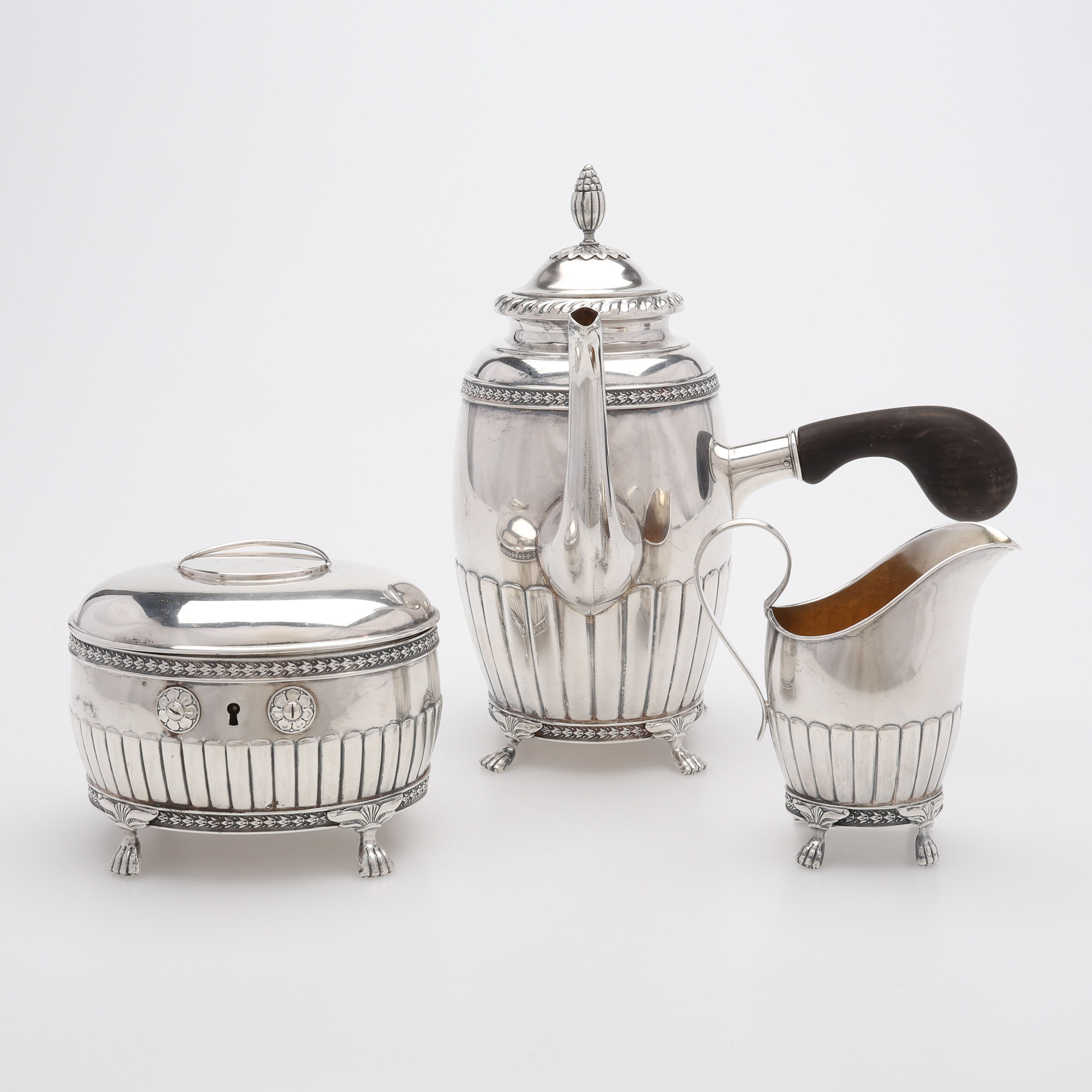 KAFFESERVIS, 3 DELAR, SILVER, GUSTAVIANSK STIL, C.F. CARLMAN, Stockholm, 1929, totalt 1100 inklusive hänkel av svärtat trä.