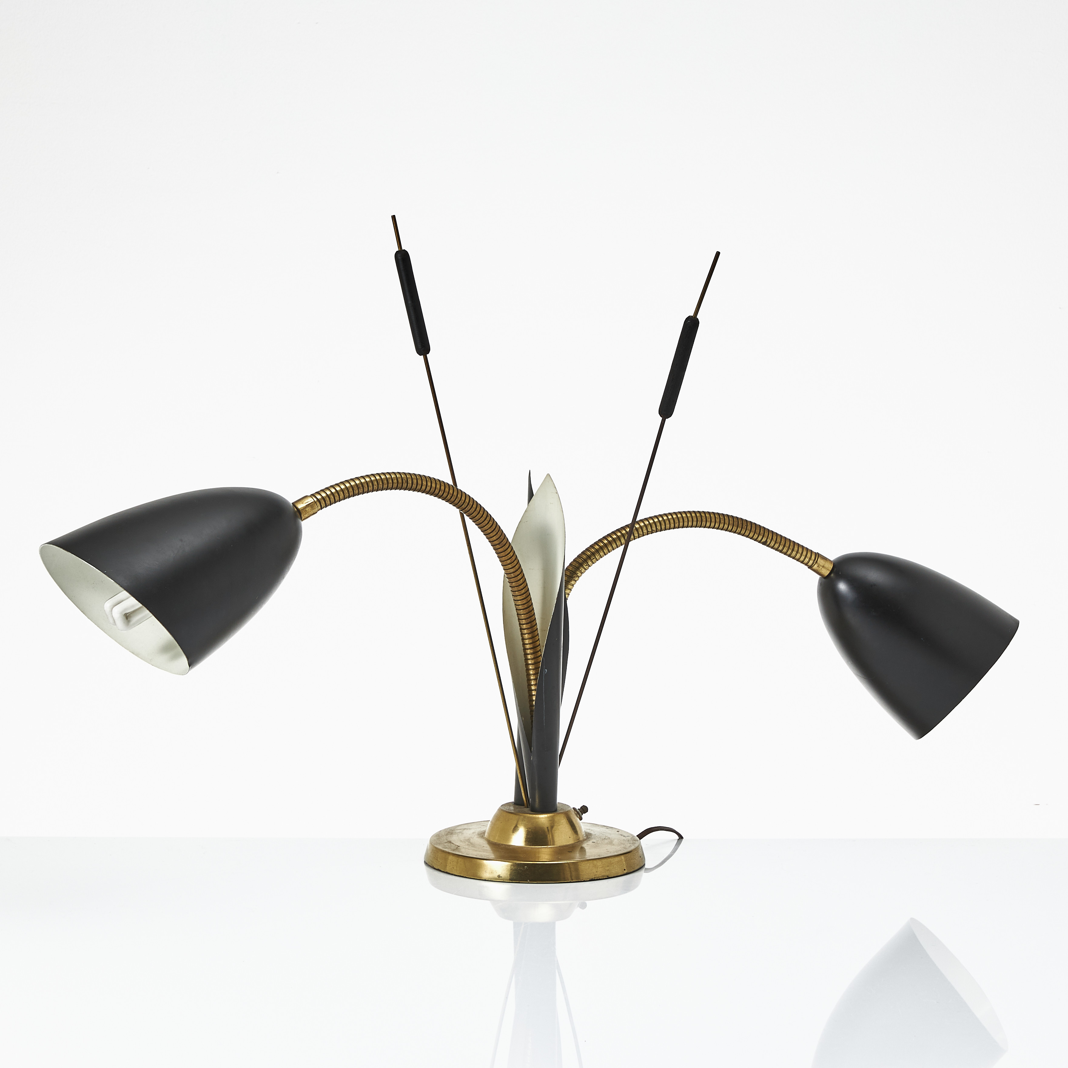 BORDSLAMPA, 1950-tal, USA, ''Calla Lily'', Mid Century Modern, 2 ställbara skärmar, mässing och svartlackerad metall.