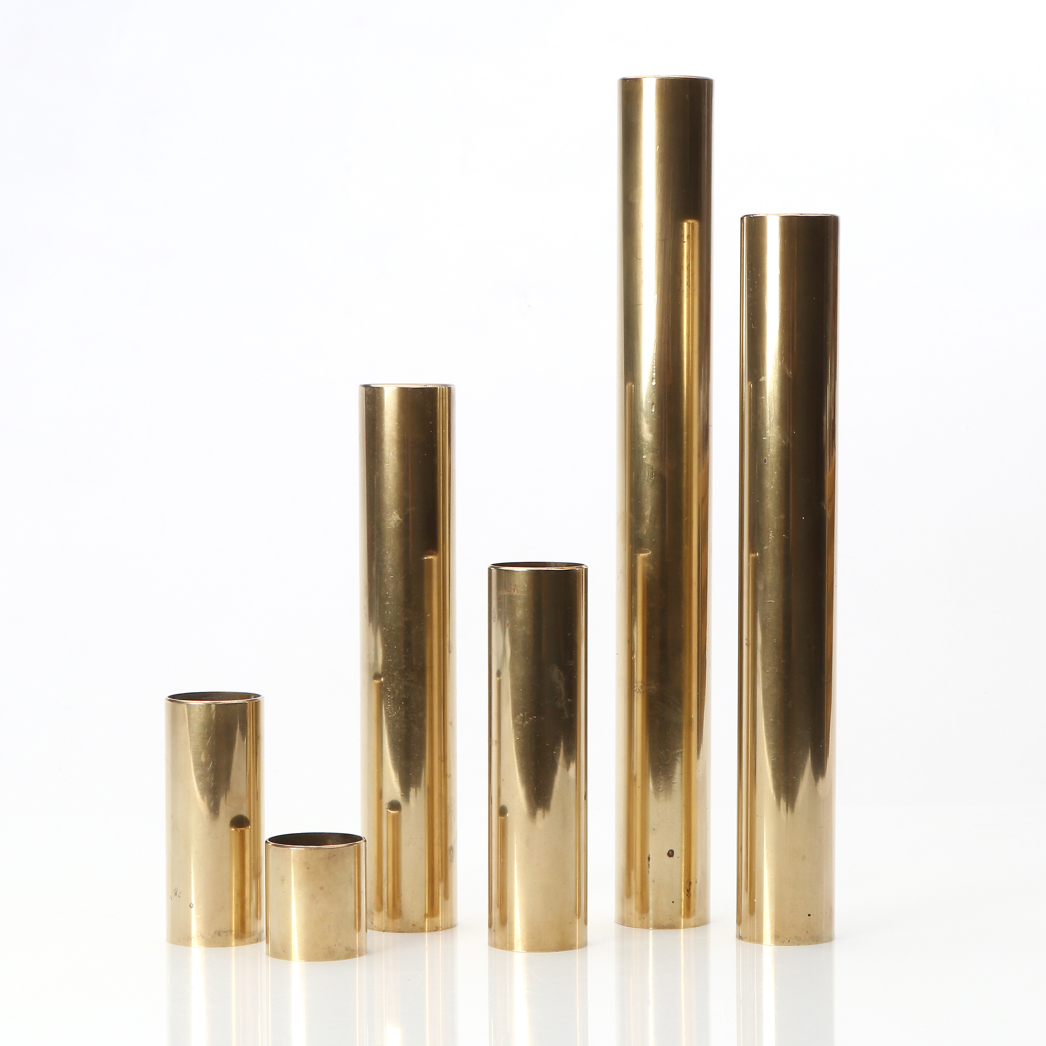 LJUSSTAKAR, SEX ST. Mässing. 1900-talets andra hälft. Omärkta.