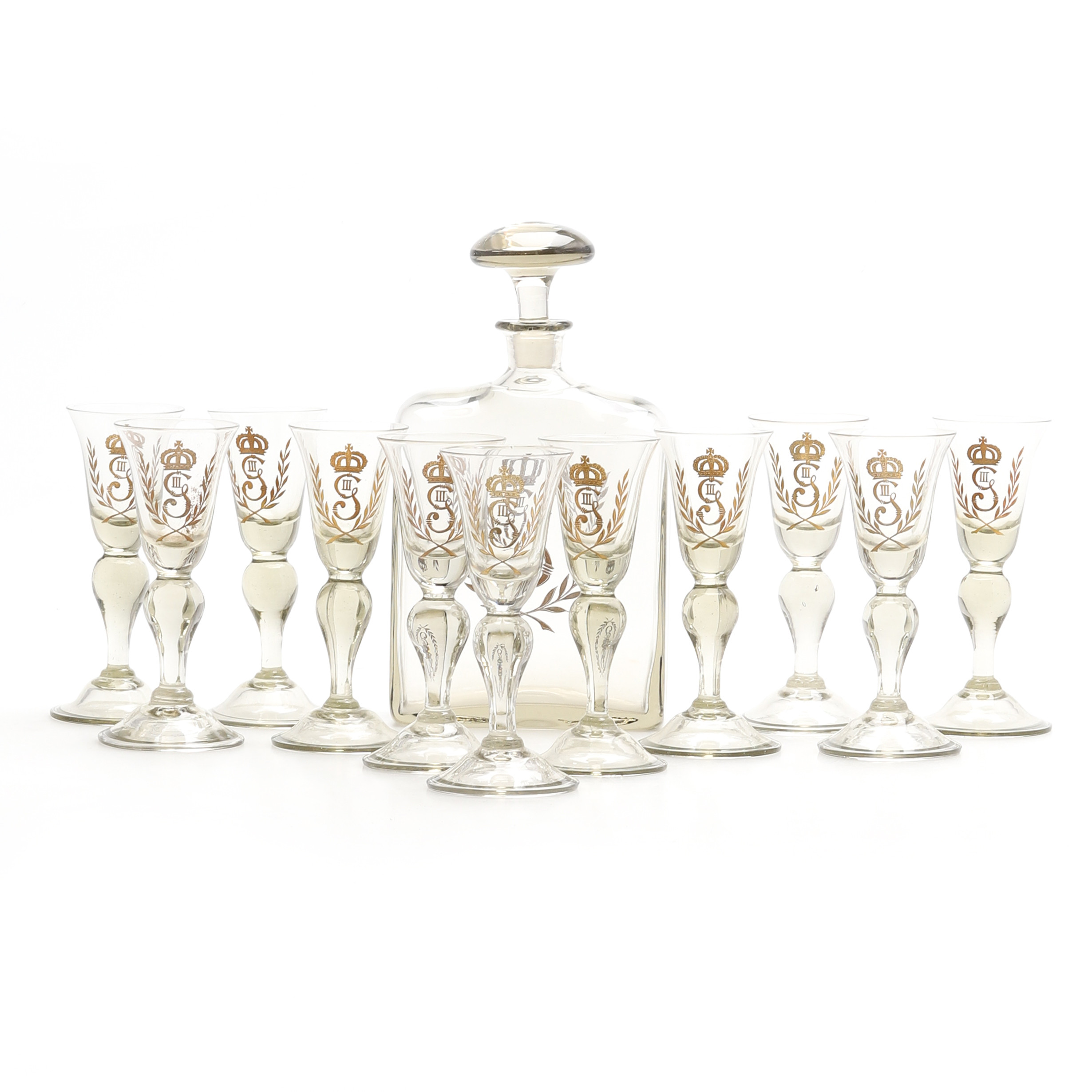 SERVISGLAS, 11+1 st, snapsglas och karaff, glas, med Gustav III:s monogram.