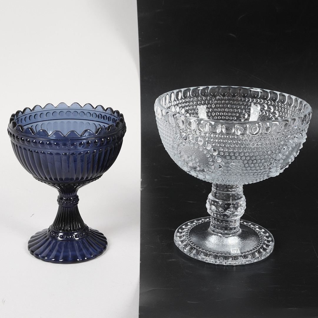 SKÅLAR PÅ FOT, 2 st. bl.a. Nanny Still, Riihimäen Lasi och Marimekko, Iittala.