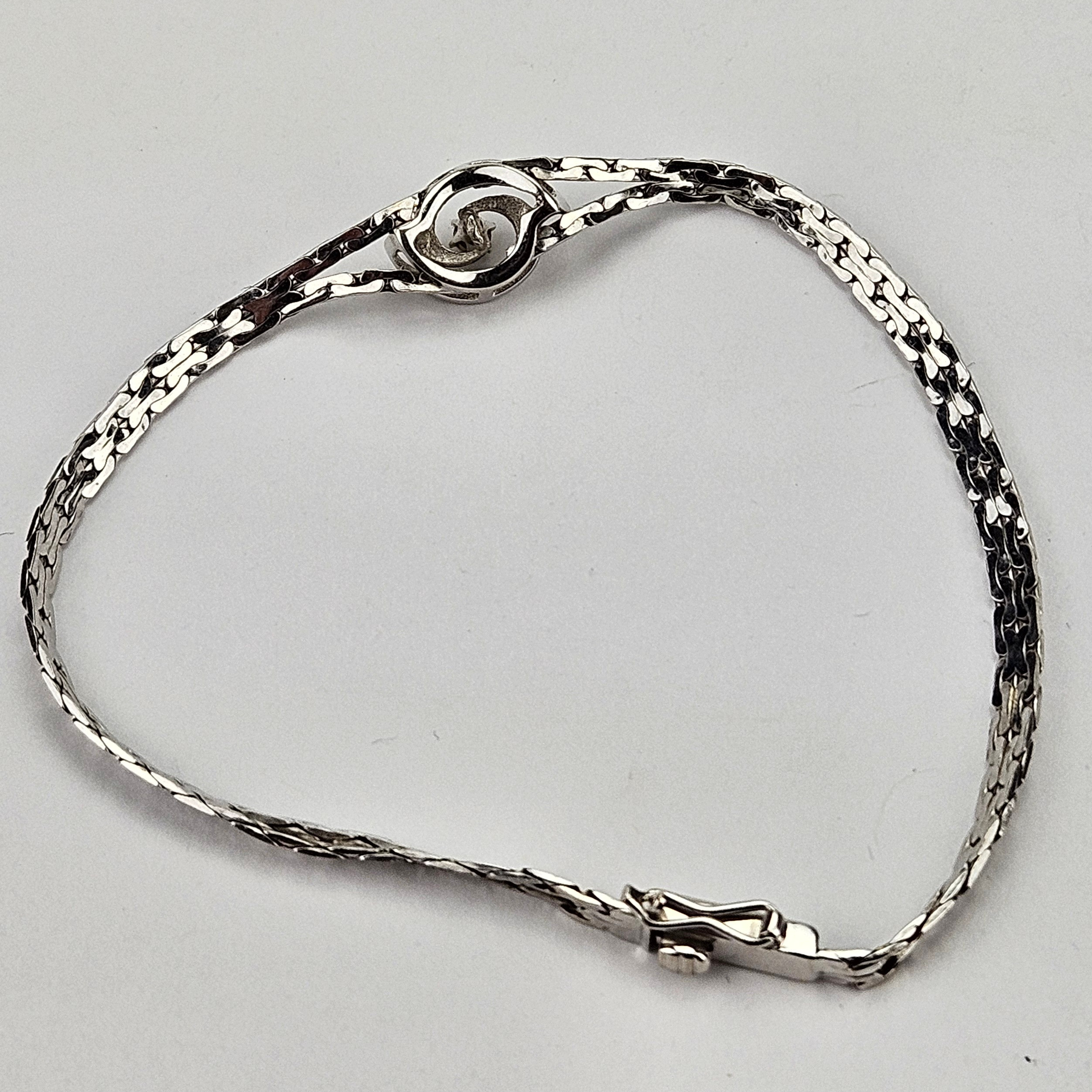 ARMBAND, vitguld, 18K, med slipad diamant, total vikt ca. 6,4 gram.