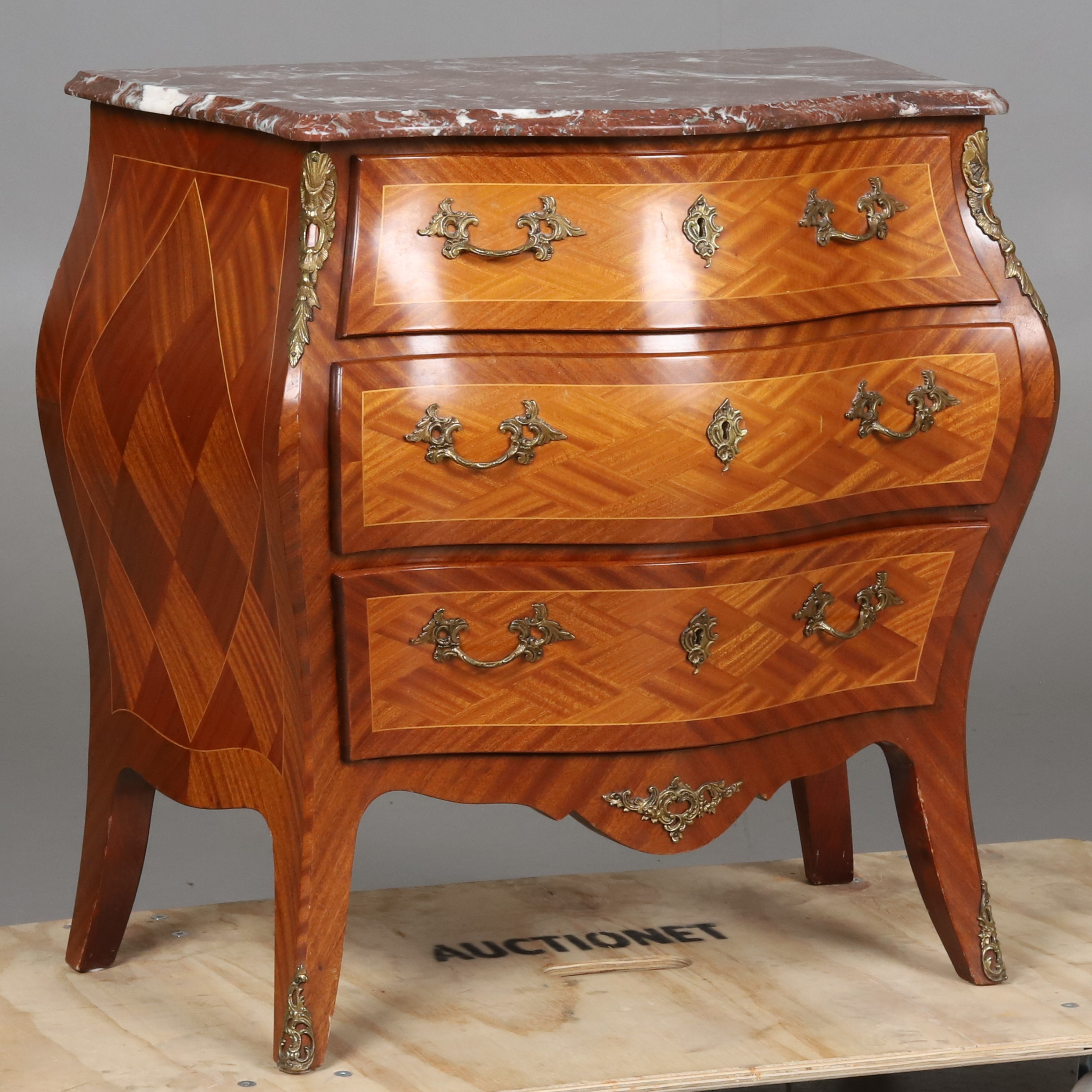 BYRÅ. Fanerat i olika träslag med mässingsdetaljer och marmorskiva, 1900-talets andra hälft.