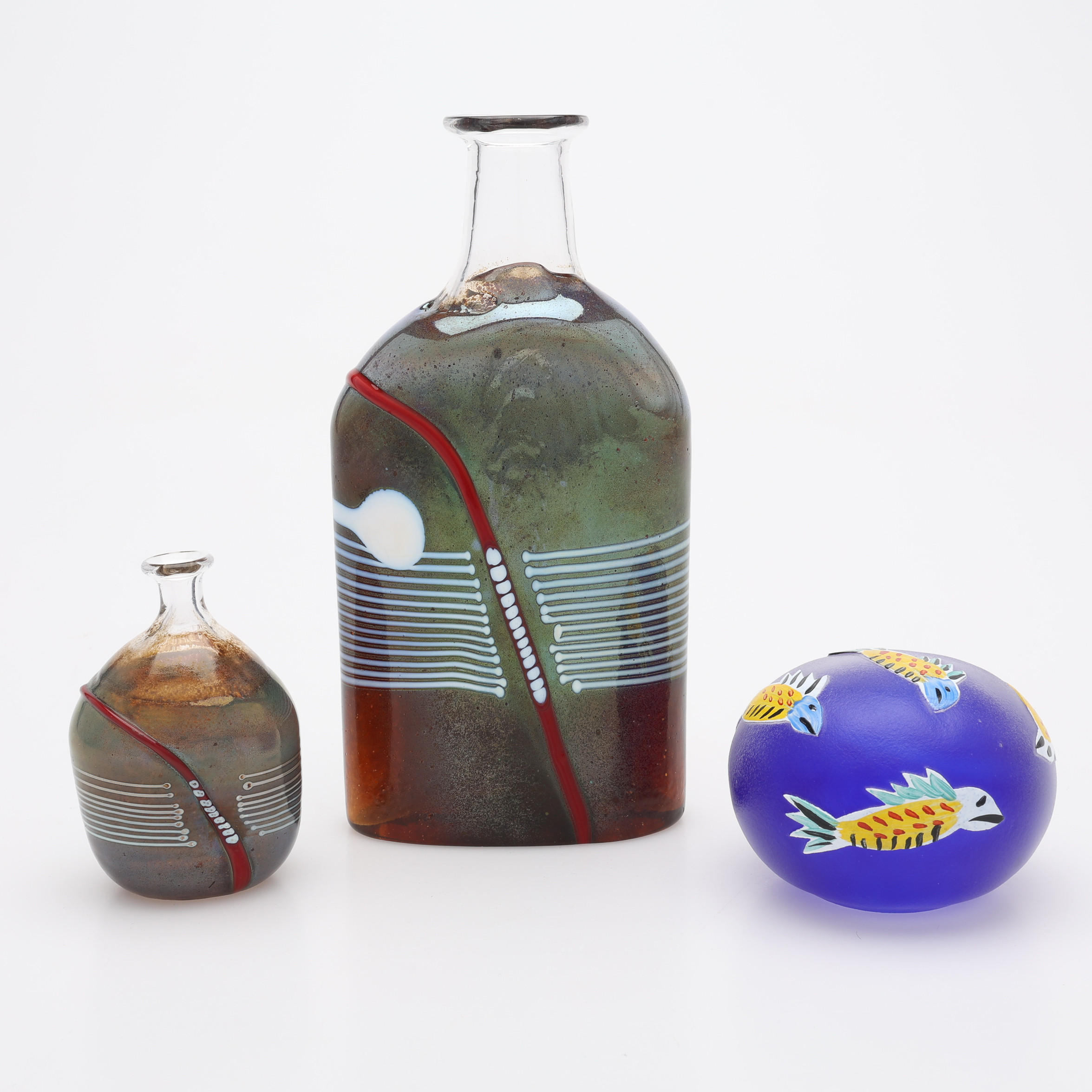 TRE DELAR KONSTGLAS, ULRICA HYDMAN-VALLIEN OCH BERTIL VALLIEN 1+2 ST. Kosta-Boda och Boda, signerade.