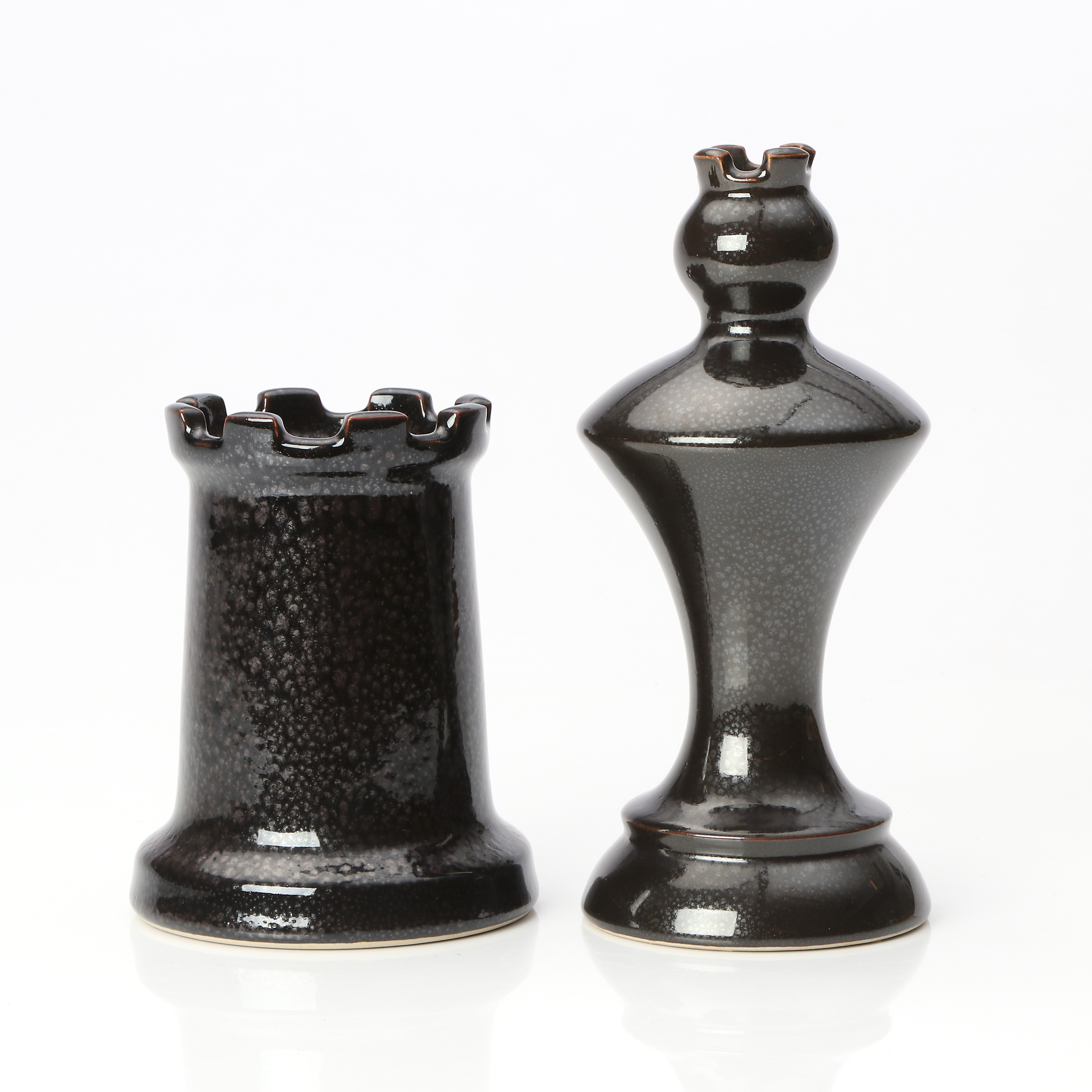 ROGER NILSSON (HARRY KLAJ OXENBLÅ). KERAMIKSKULPTURER, TVÅ ST. Schackpjäser. Höganäs, 1989, signerade undertill.