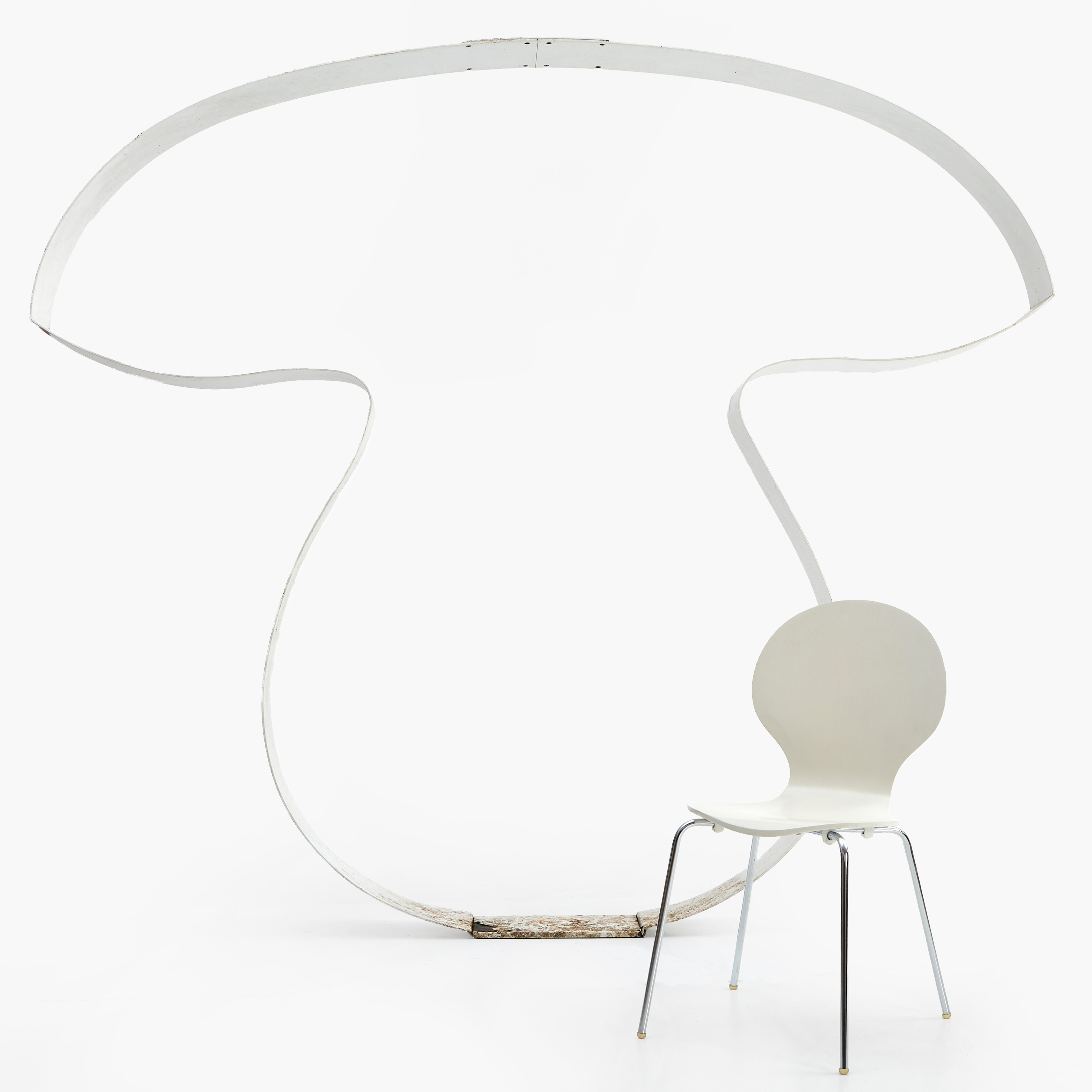 ERIKA PEKKARI (född 1957): skulptur i form av en svamp, vitlackerad aluminium, Proveniens: Oaxen Krog, Stockholm.