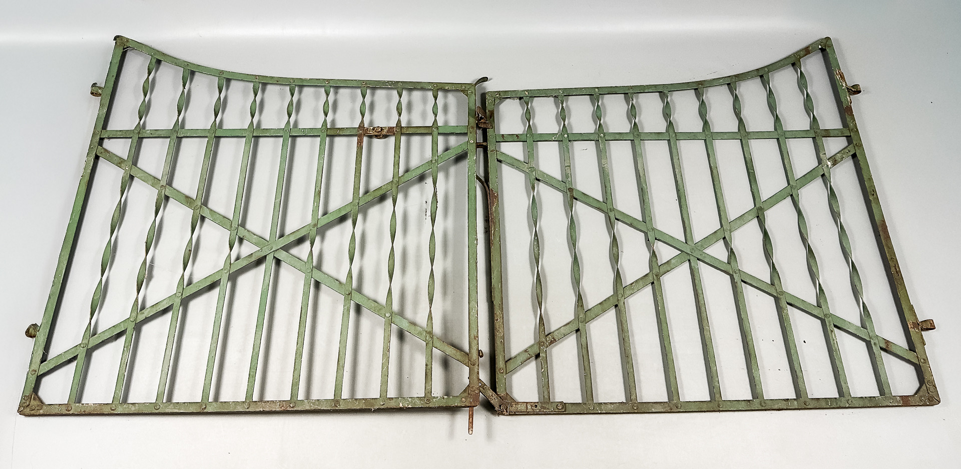 GRINDAR, ett par, järn, 1900-tal.