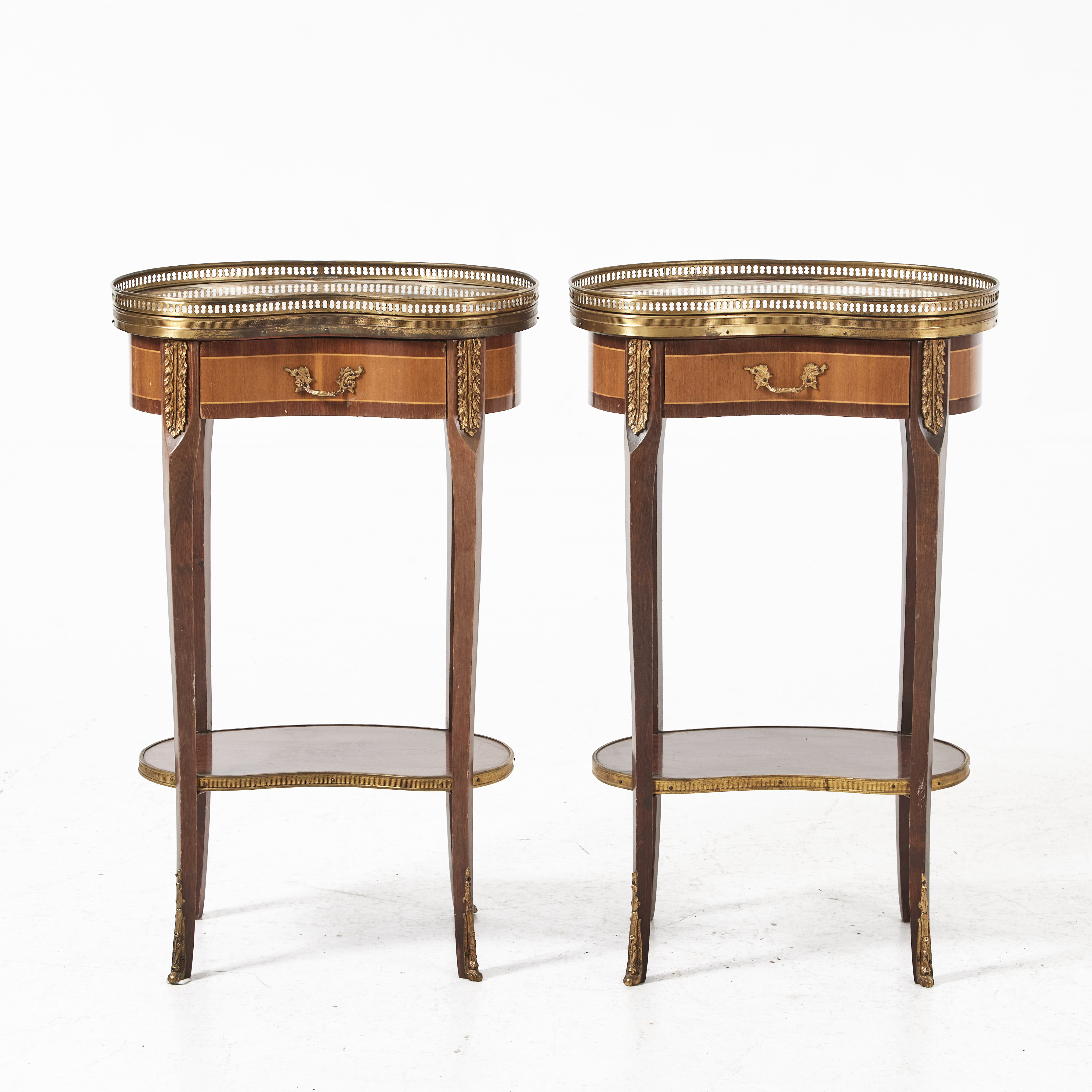 SÄNGBORD/ SIDOBORD, 1 par, 1900-talets andra hälft, Louis XVI stil, fanerade i olika trädslag, skiva i sten, beslag och lister i mässing, låda i sargen.