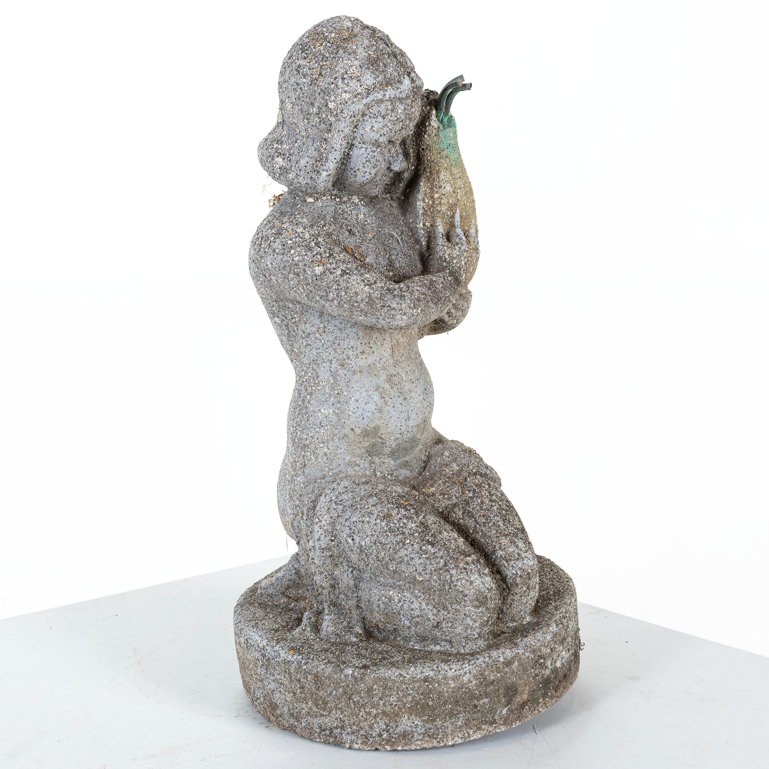 FONTÄN, stenmassa, i form av yngling med fisk.