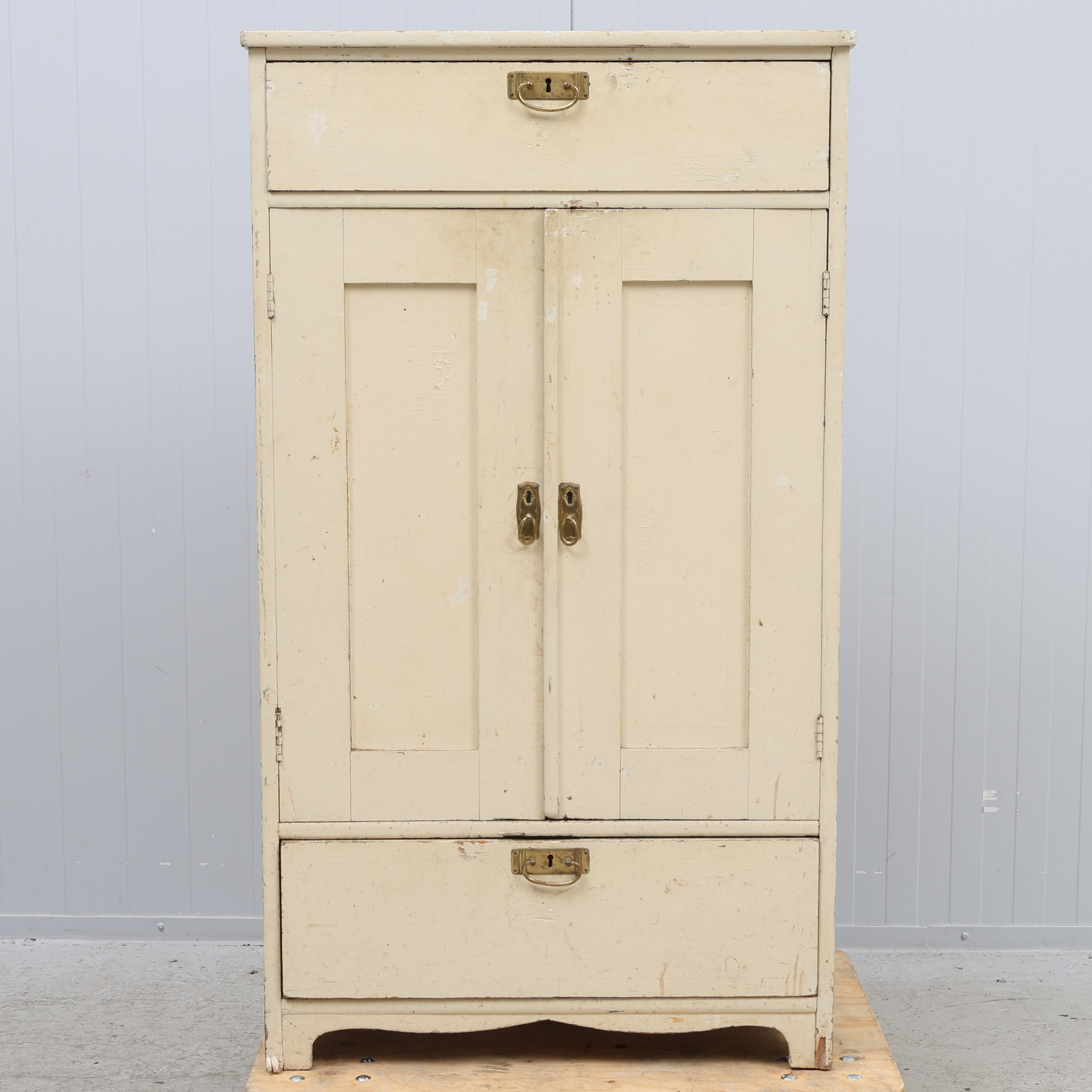 MINDRE SKÅP, bemålat trä, 1900-tal.