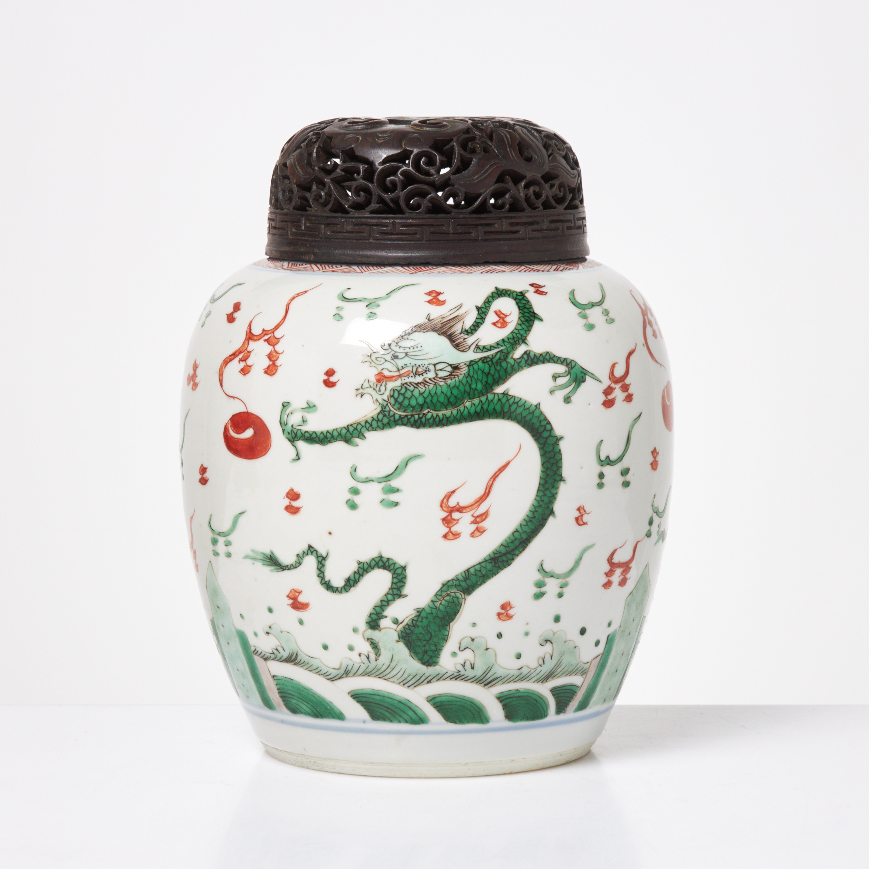 INGEFÄRSKRUS. porslin, senare lock i trä, 1800-tal, emaljdekor i fyrkload drake och flamande pärlan.