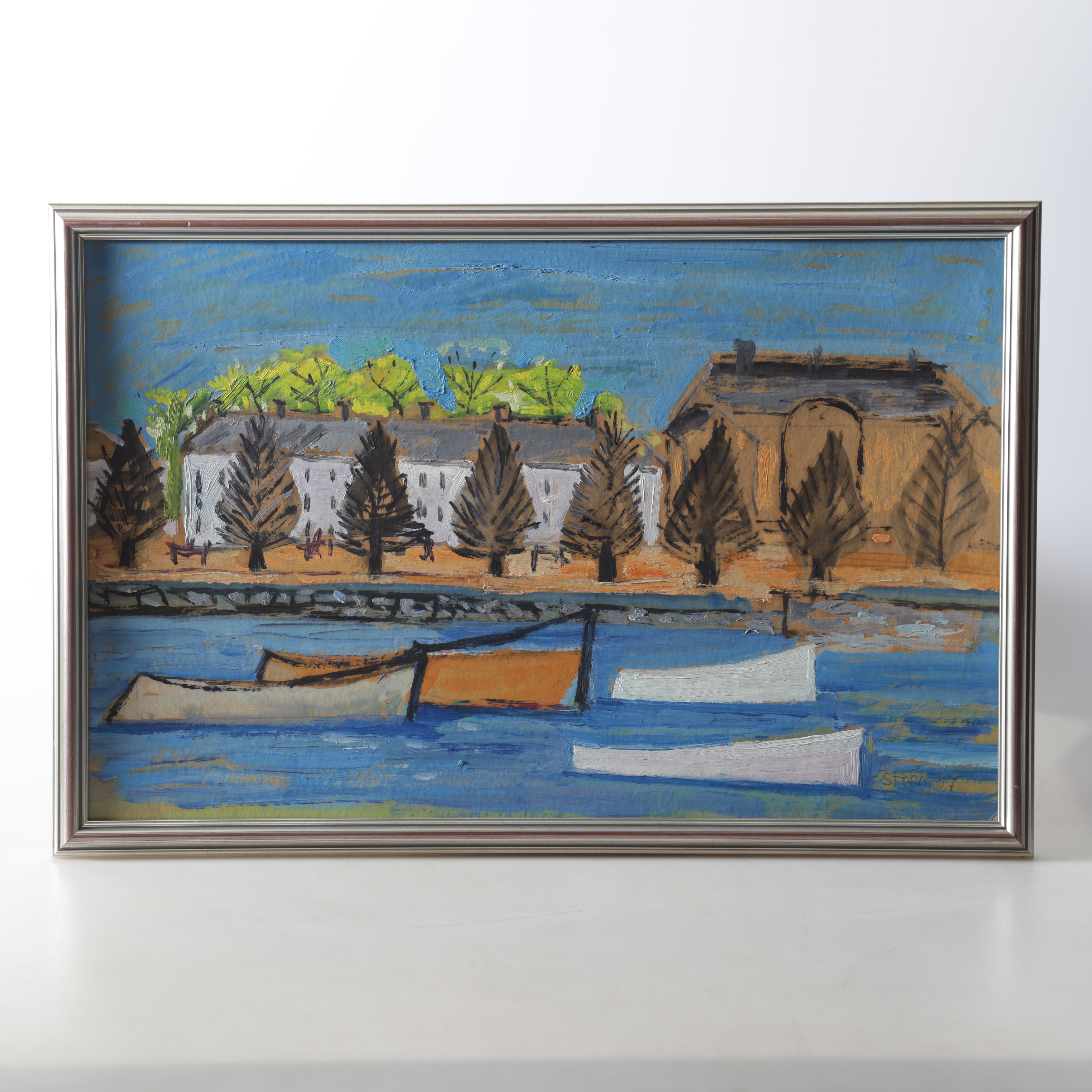 OIDENTIFIERAD KONSTNÄR. Hamnmotiv med båtar, blandteknik på pannå, signerad Storm samt daterad -57.