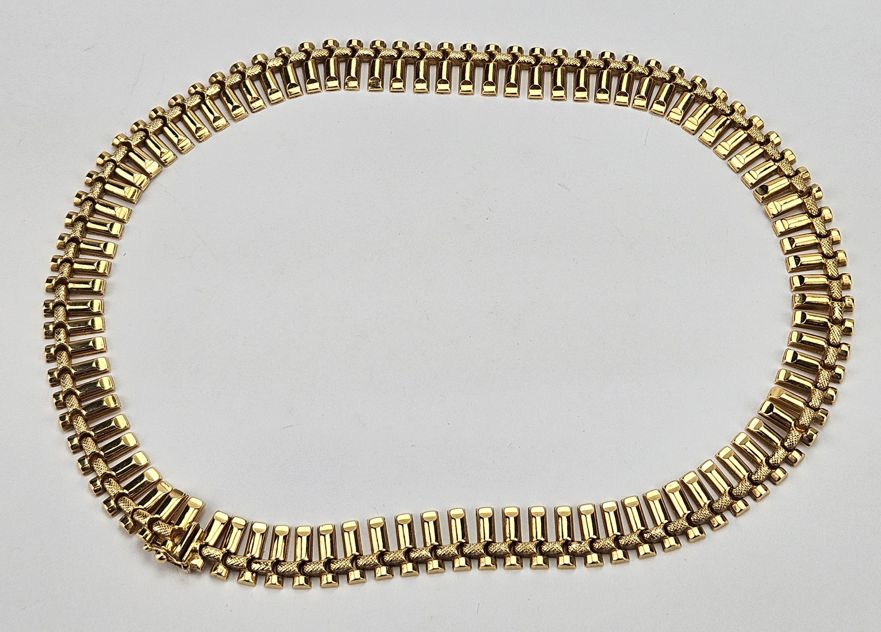 COLLIER, guld, 18K, total vikt ca. 36,2 gram.