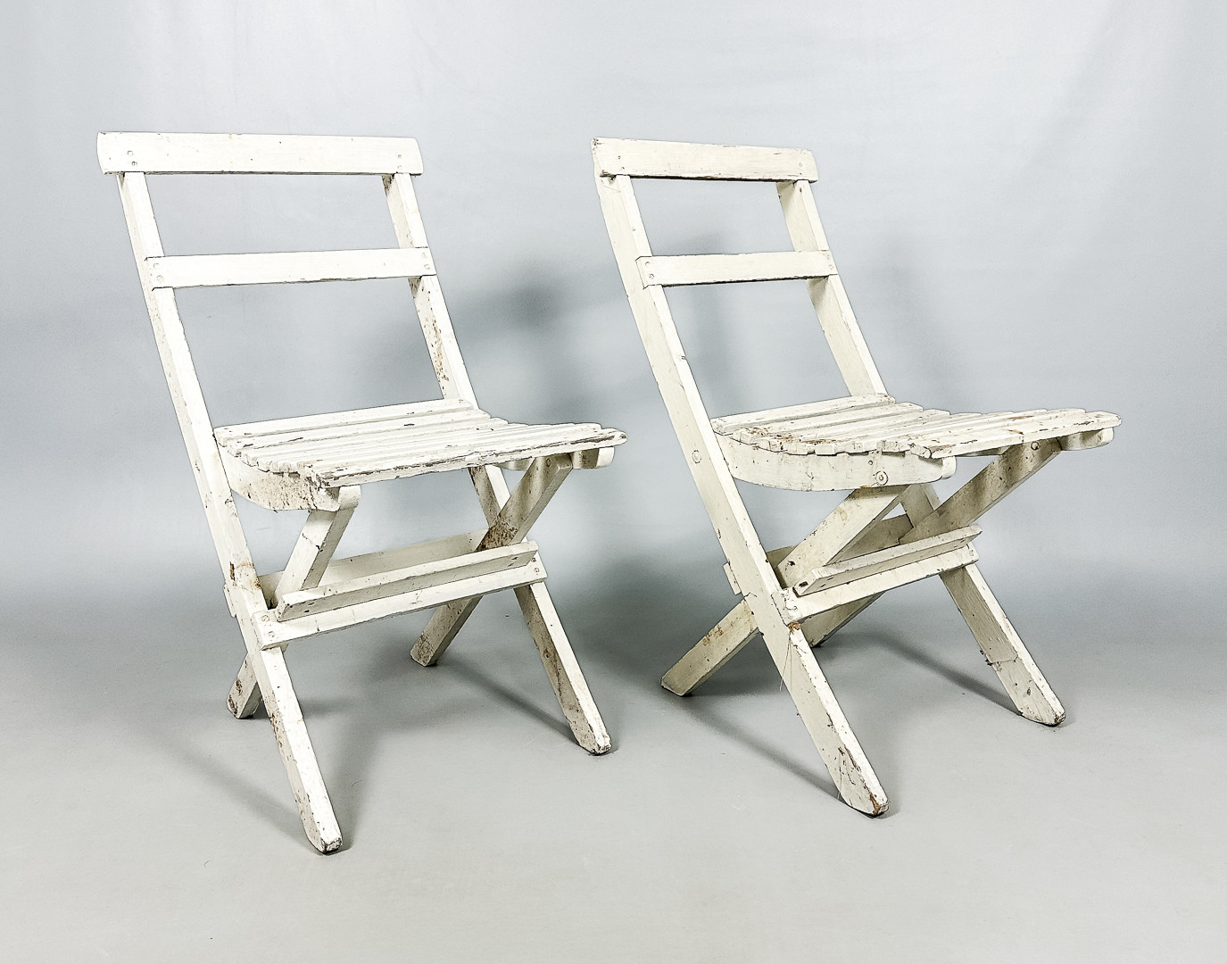 TRÄDGÅRDSSTOLAR, ett par, bemålad trä, 1900-tal.