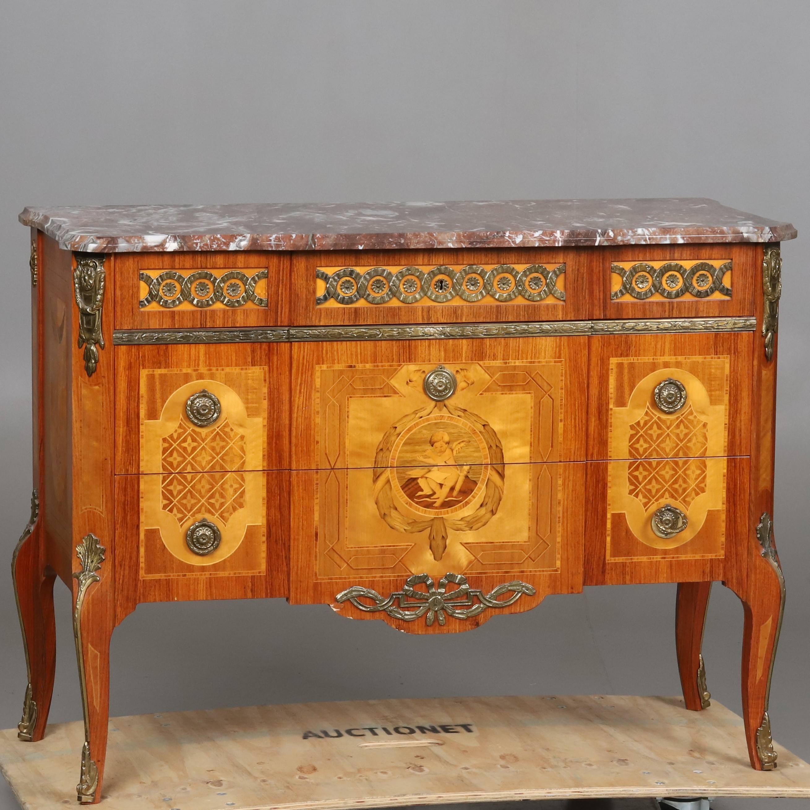 BYRÅ. Fanerat i olika träslag, intarsia- samt mässingsdekor, marmorskiva, etikett-märkt Östergyllens Möbelindustri Motala, 1900-talets andra hälft.