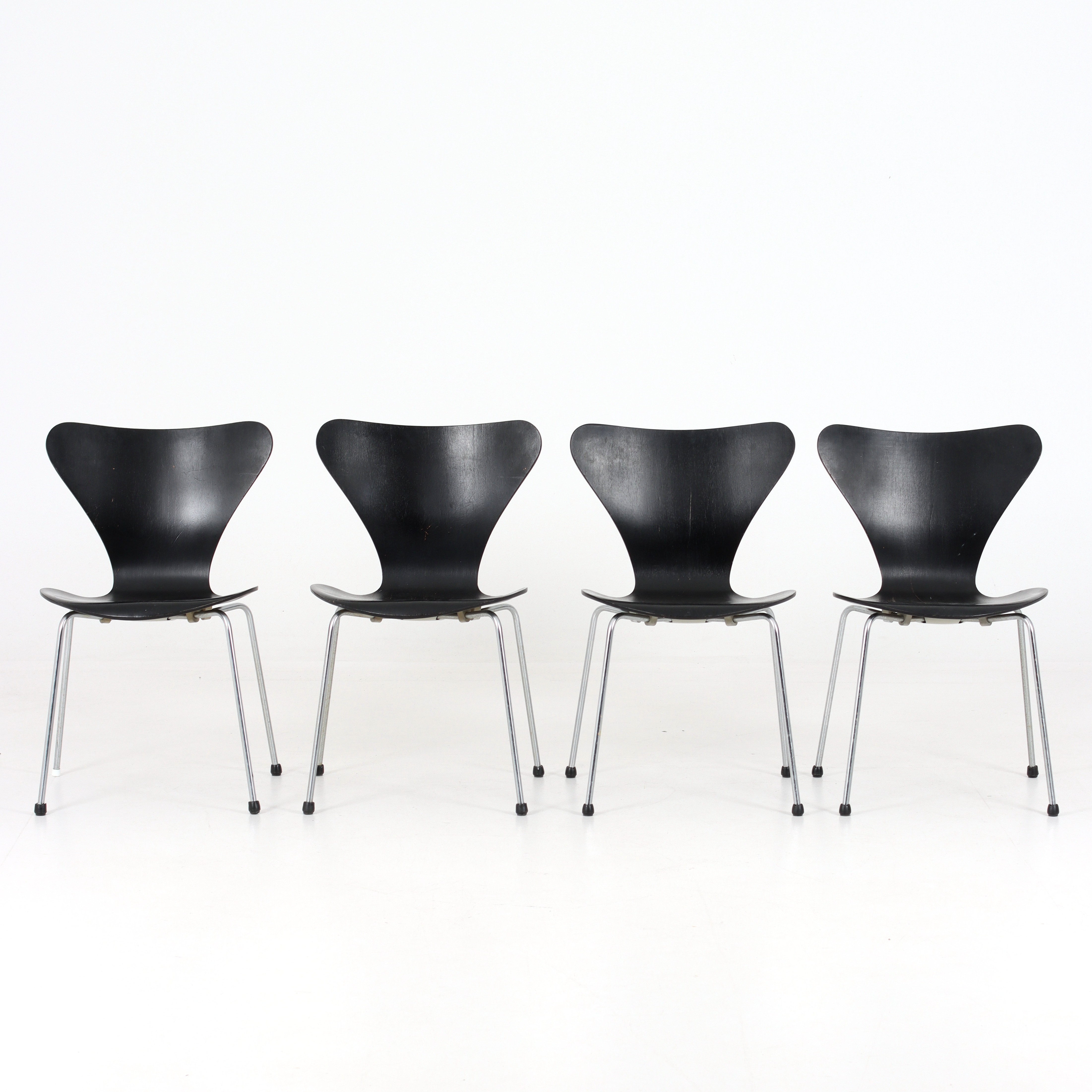 ARNE JACOBSEN. Stolar, 4 st, "Sjuan", Fritz Hansen, Danmark. Daterade 1960/70-tal.