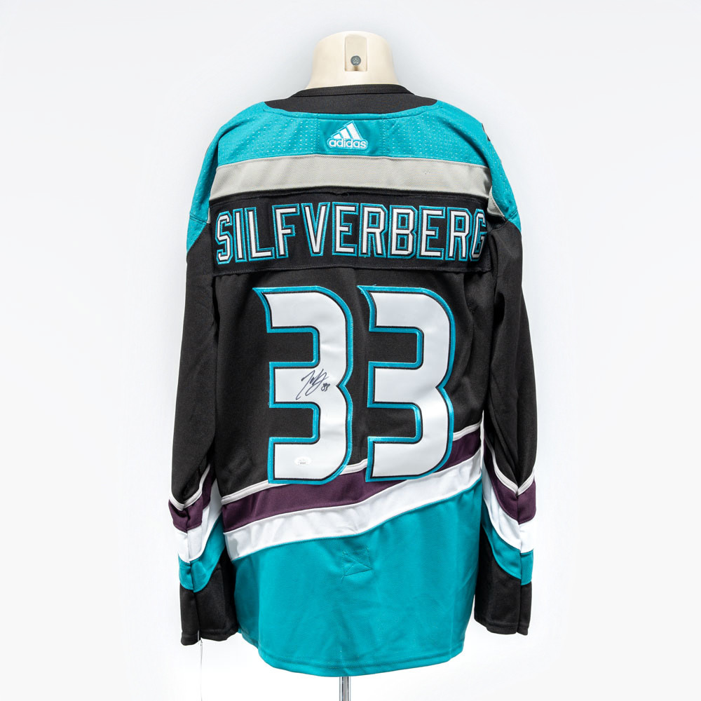 JAKOB SILFVERBERG. Hockeytröja, Ducks, NHL, Spelarnummer 33, Signerad.