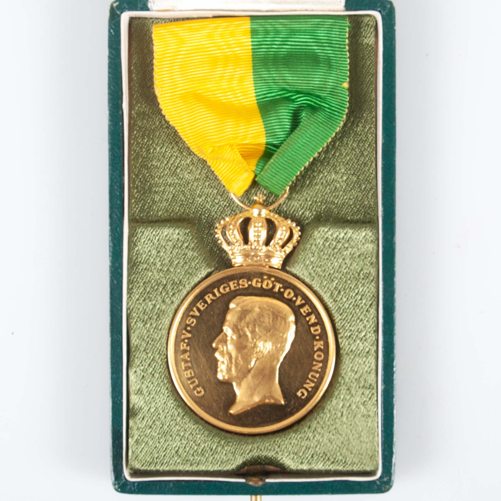 FÖRTJÄNSTMEDALJ, guld, 18/23K, Gustaf V, Sverige 1945.