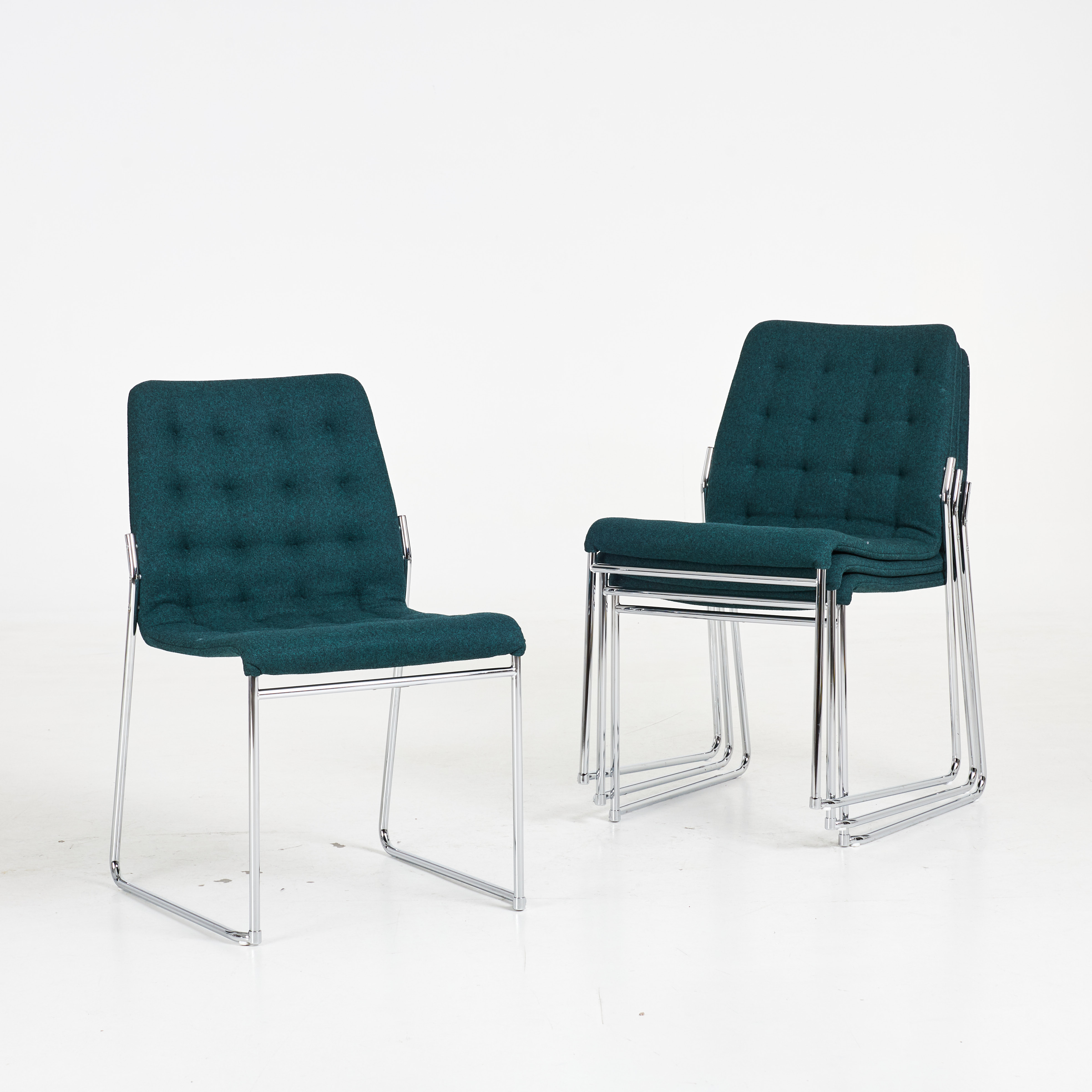 BRUNO MATHSSON. Stolar, 4 st, "Mio", kromad stomme, textilklädsel.