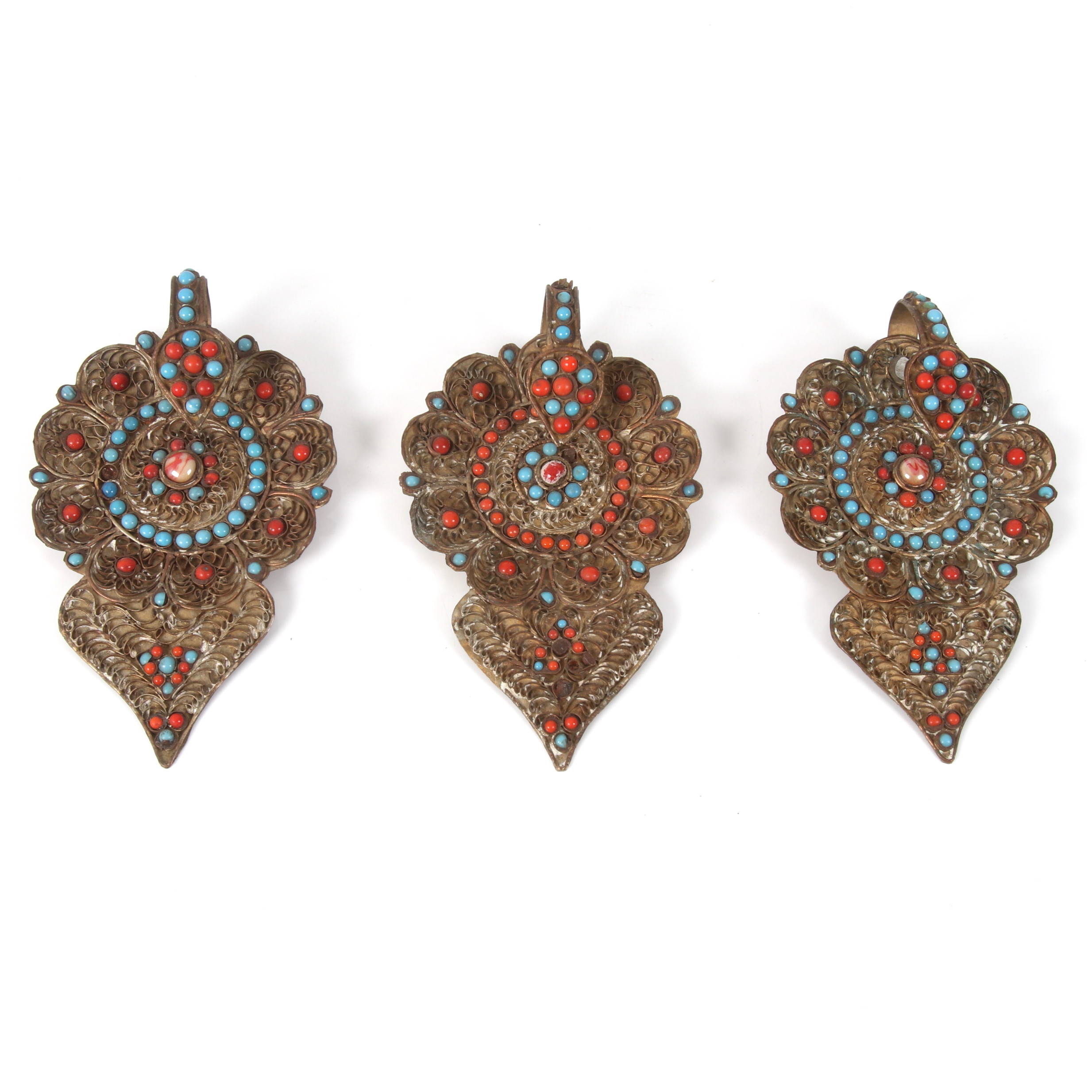 VÄGGDEKORATIONER, 3 st, metall med inlägg, Asien, 1900-tal.