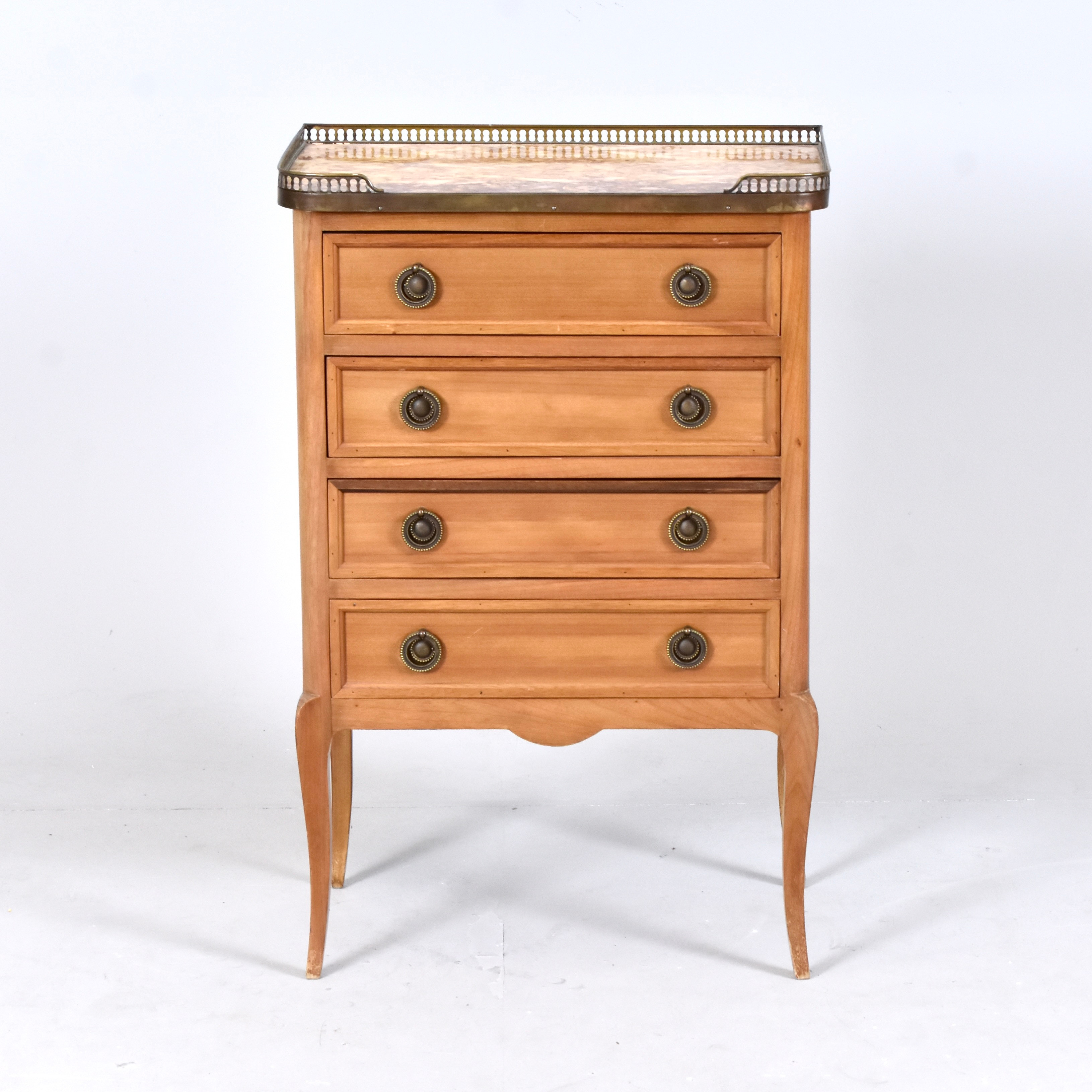 BYRÅ, mahogny med brokig marmortopp och mässingsgaller.