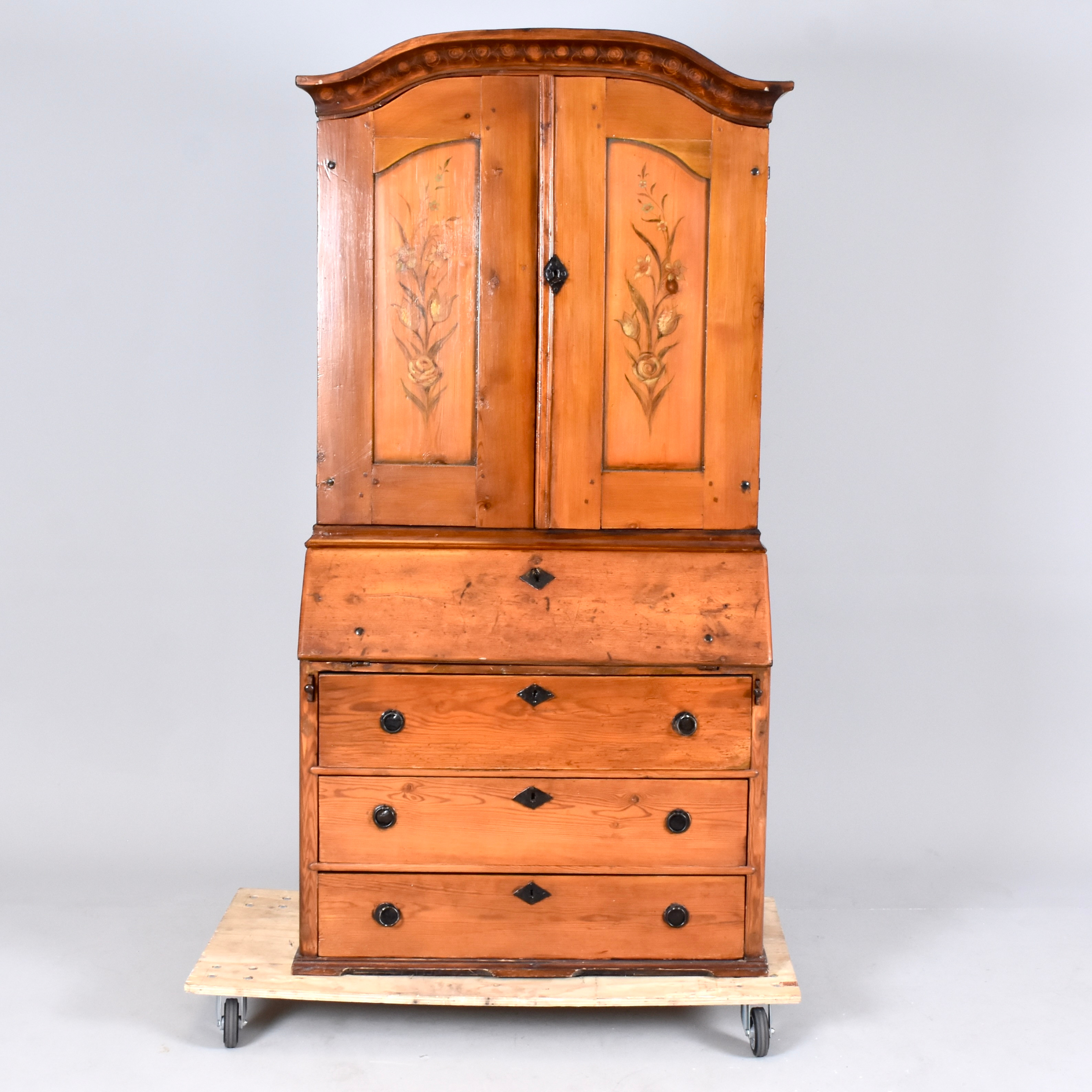 SNEDKLAFFSEKRETÄR MED ÖVERSKÅP, avlutad fur, allmogearbete.