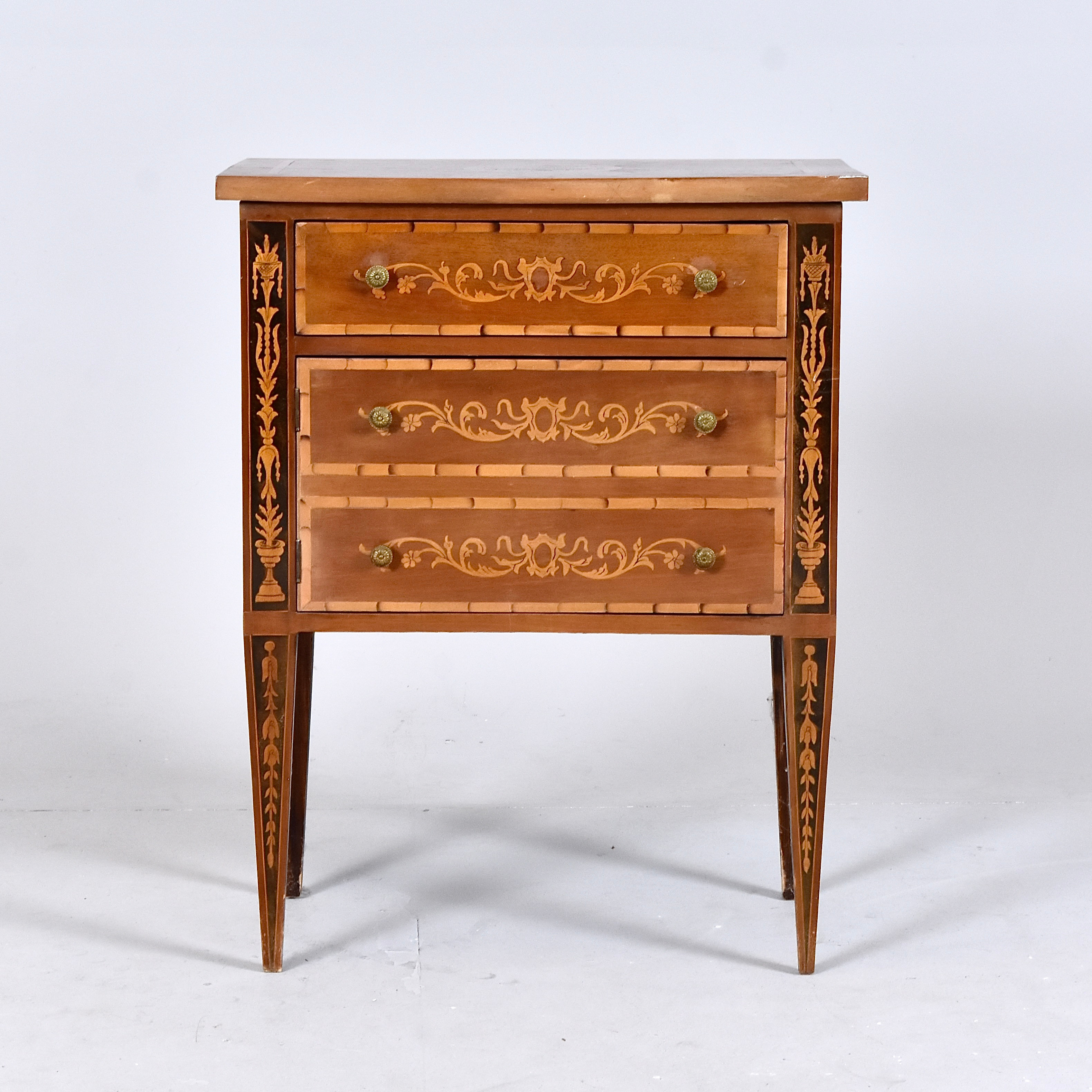 NATTKOMMOD, mahogny med intarsia, Louis XVI-stil.