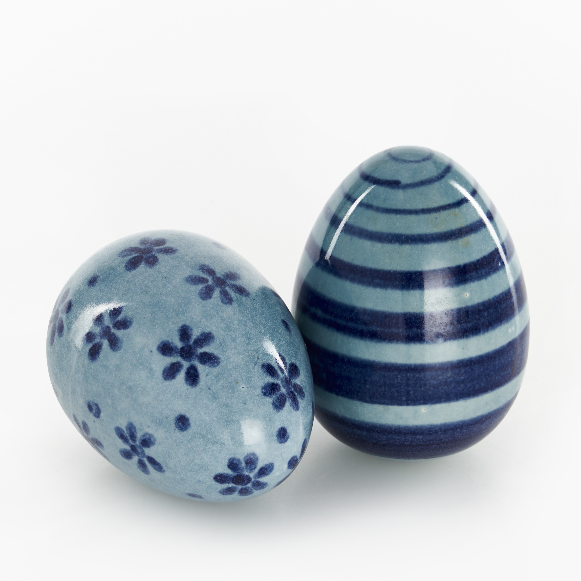 LISA LARSON. Skulpturer, 2 st, i form av ägg, stengods, Gustavsberg, signerade och daterade Lisa L. -84.