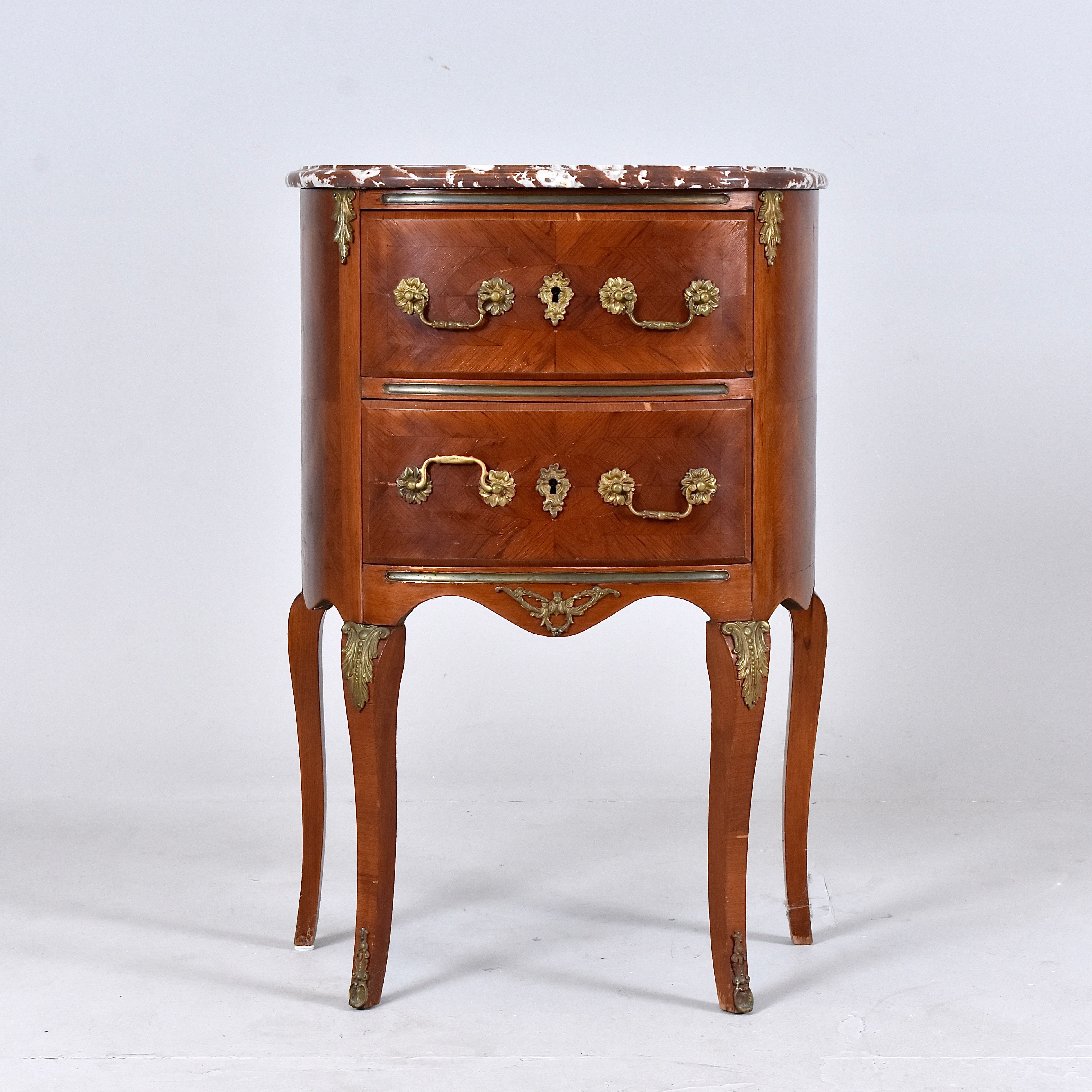 BYRÅ, valnöt med mässingsbeslag och brokig marmorskiva.