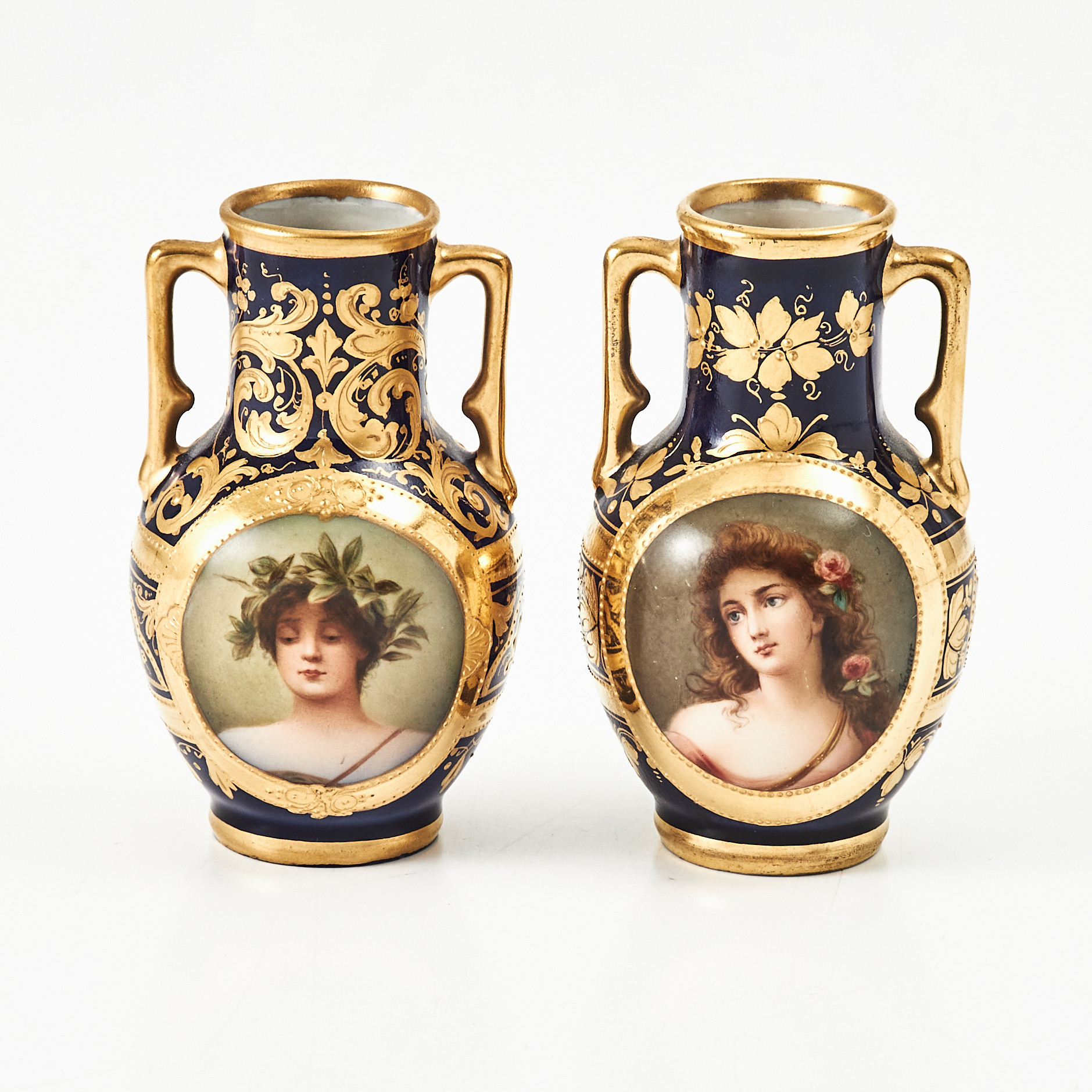 MINIATYRURNOR, ett par, porslin, Österrike, med Wienstämpel, polykrom och förgylld dekor, 1800-talets slut.