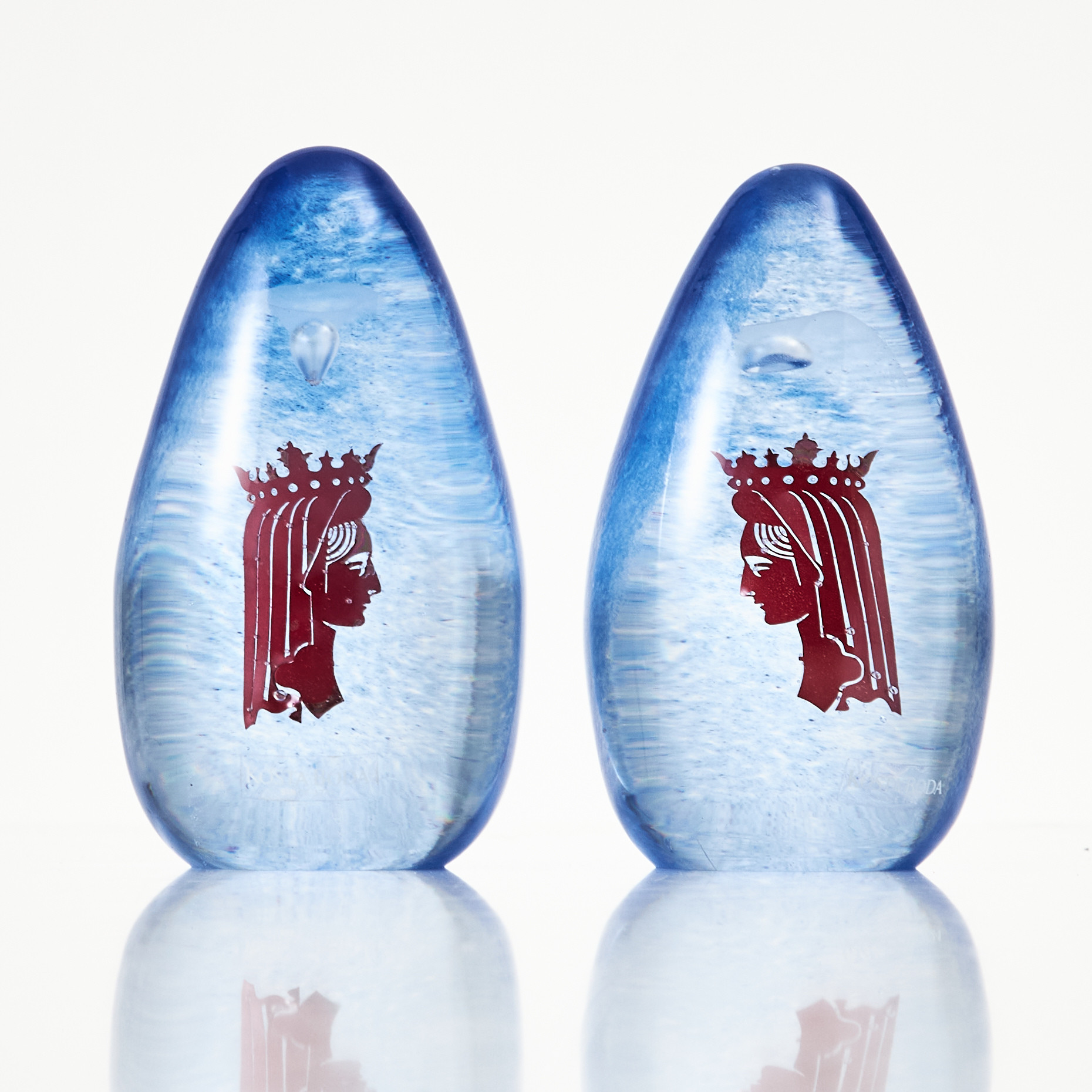 BERTIL VALLIEN. Skulpturer, 2 st, glas, innesluten dekor av Drottning Margareta. signerade 8BVAAT 979004/300Kosta Boda Atelier B Vallien.