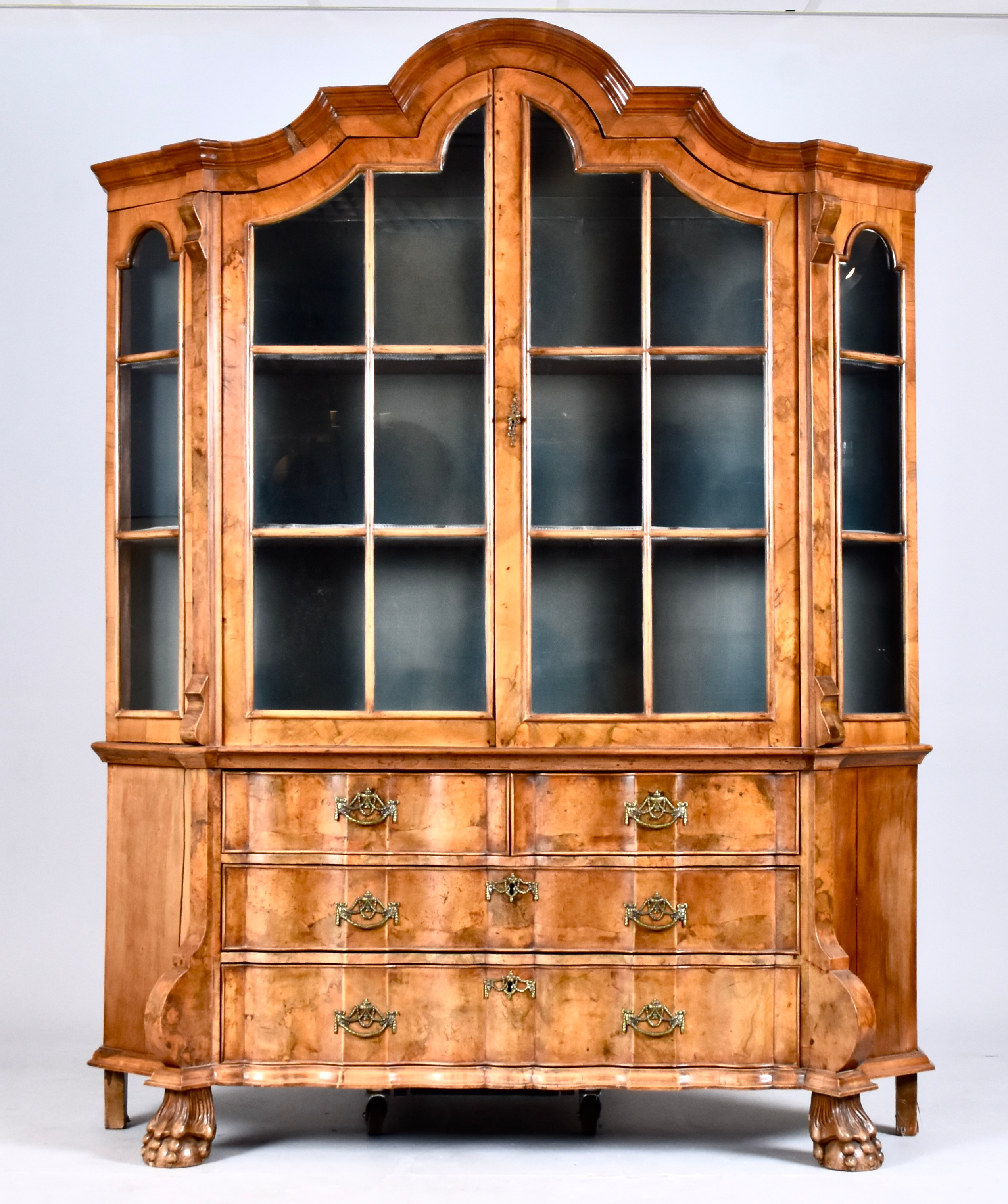 VITRINSKÅP, valnöt, England, George III-typ.