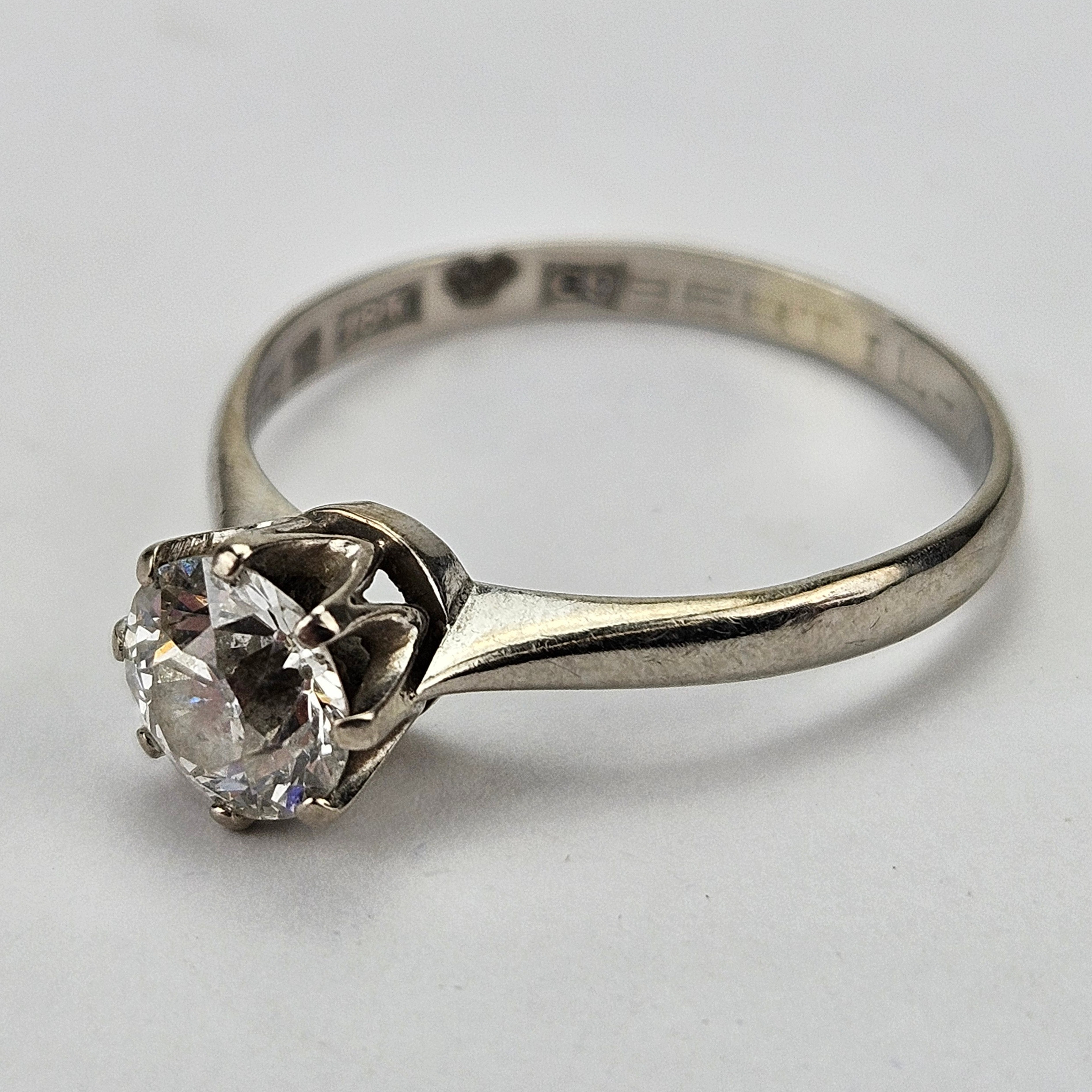 ENSTENSRING, vitguld, 18K, O Borgström guldsmedsaffär, Borlänge 1953, total vikt ca. 2,5 gram.