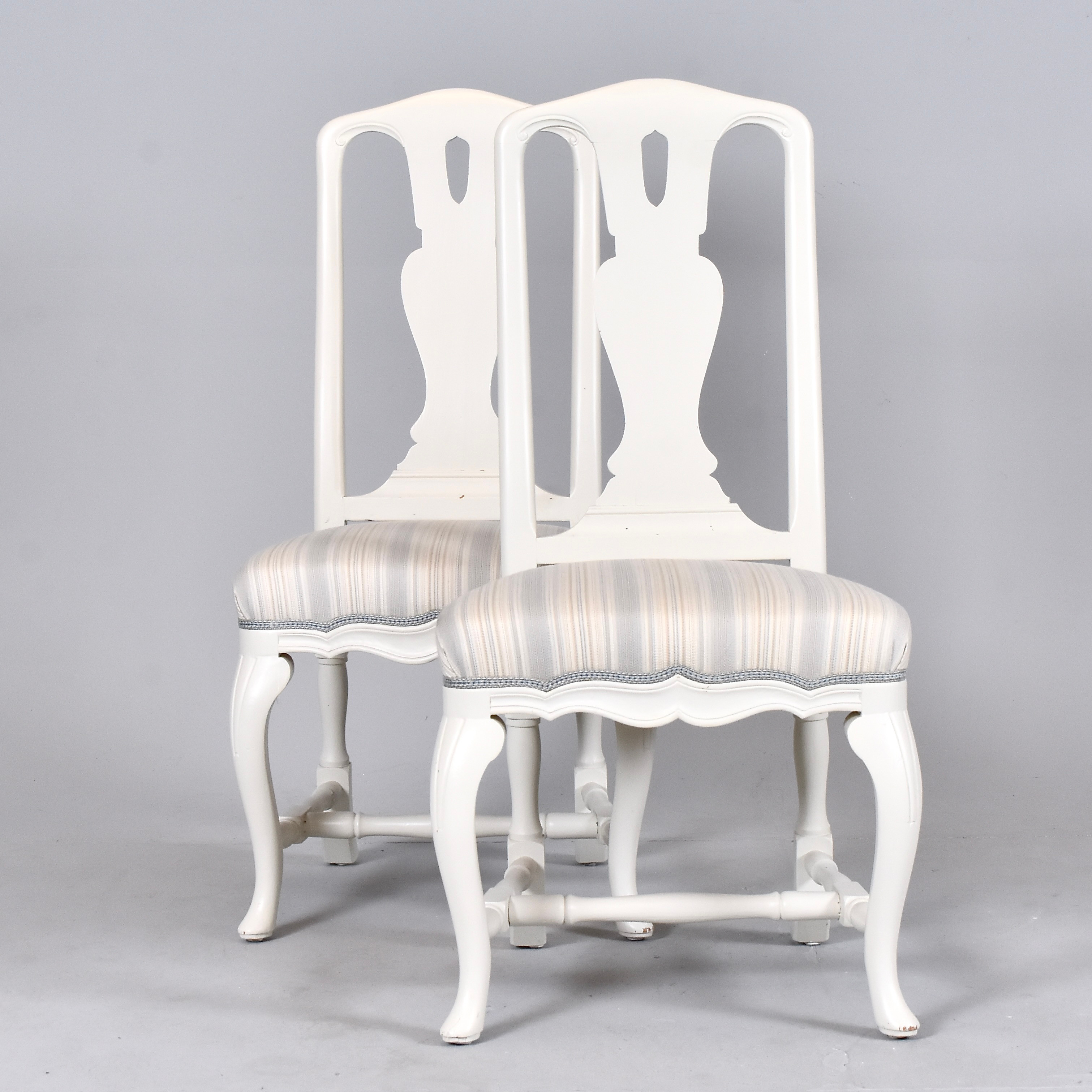 STOLAR, 1 par, skuret och bemålat trä.