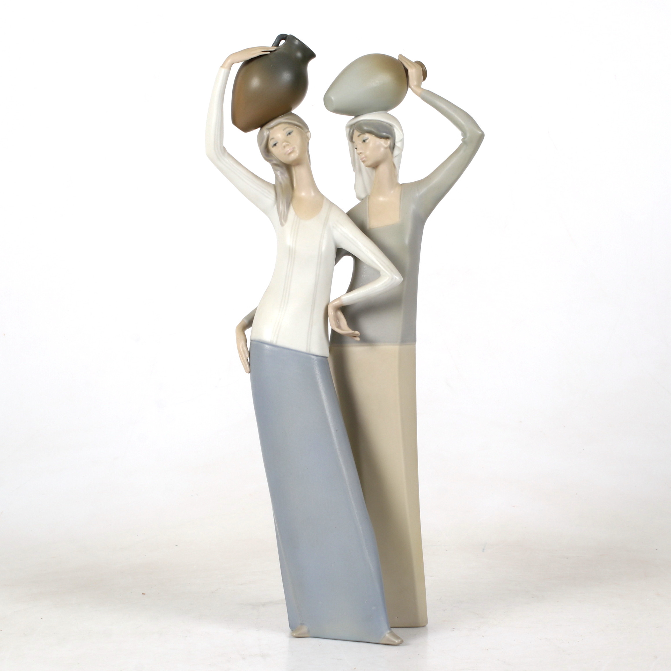 FIGURIN, porslin, kvinnor med krus, Lladro, Spanien.