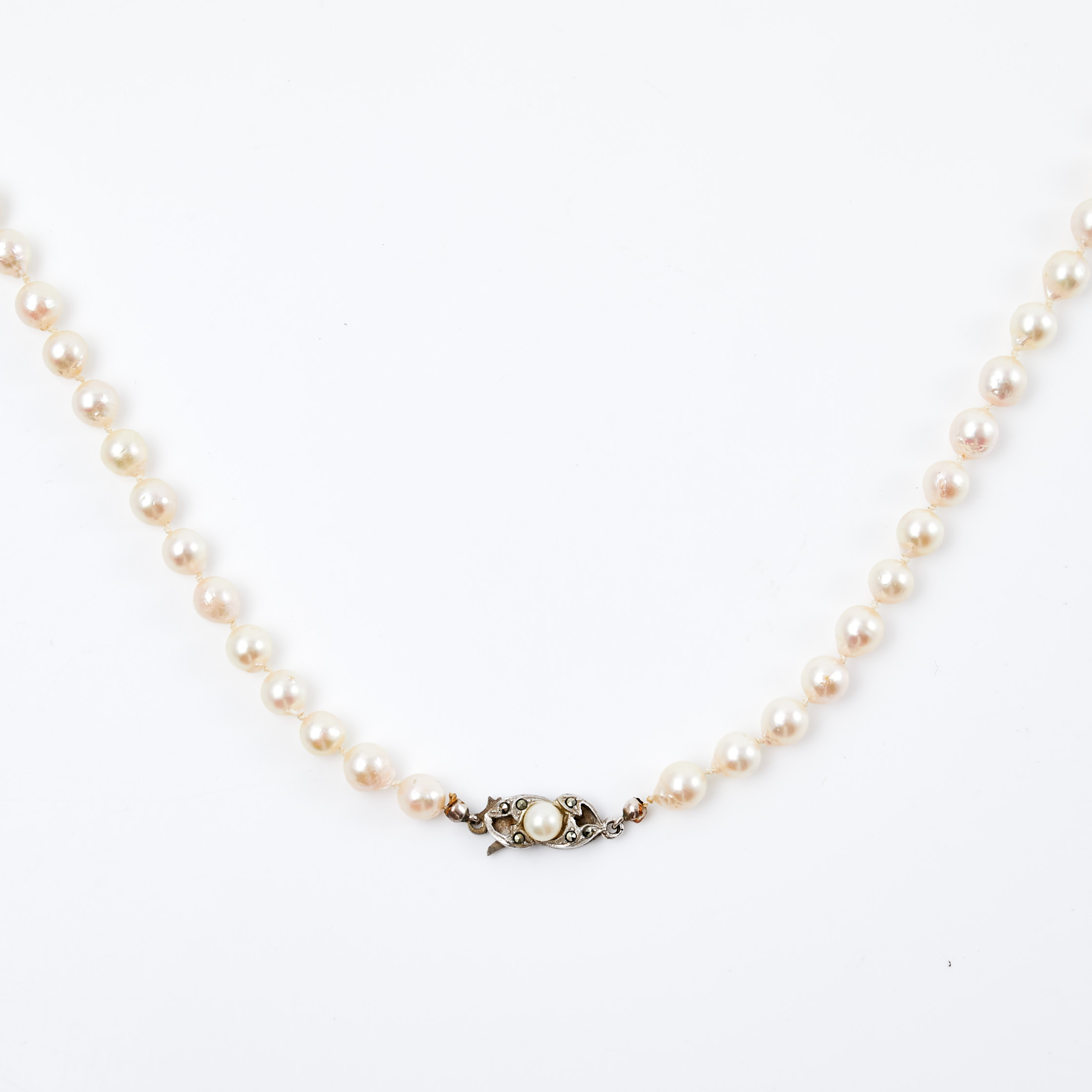 PÄRLCOLLIER, odlade vita saltvattenspärlor, ca 5,9-6,3 mm, lås av silver med odlad pärla samt markasiter.