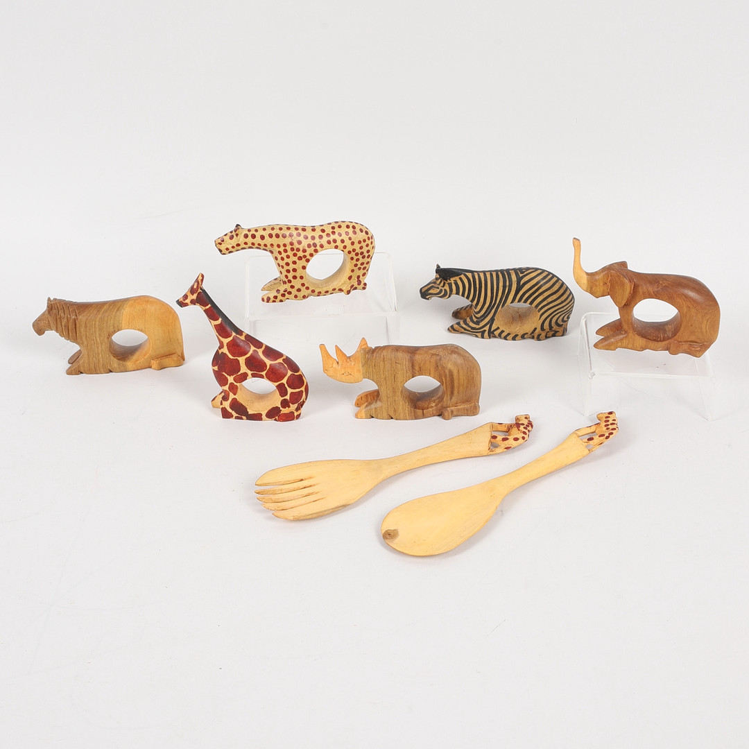 SERVETTRINGAR och salladsbestick, 8 st. trä, djurmotiv.