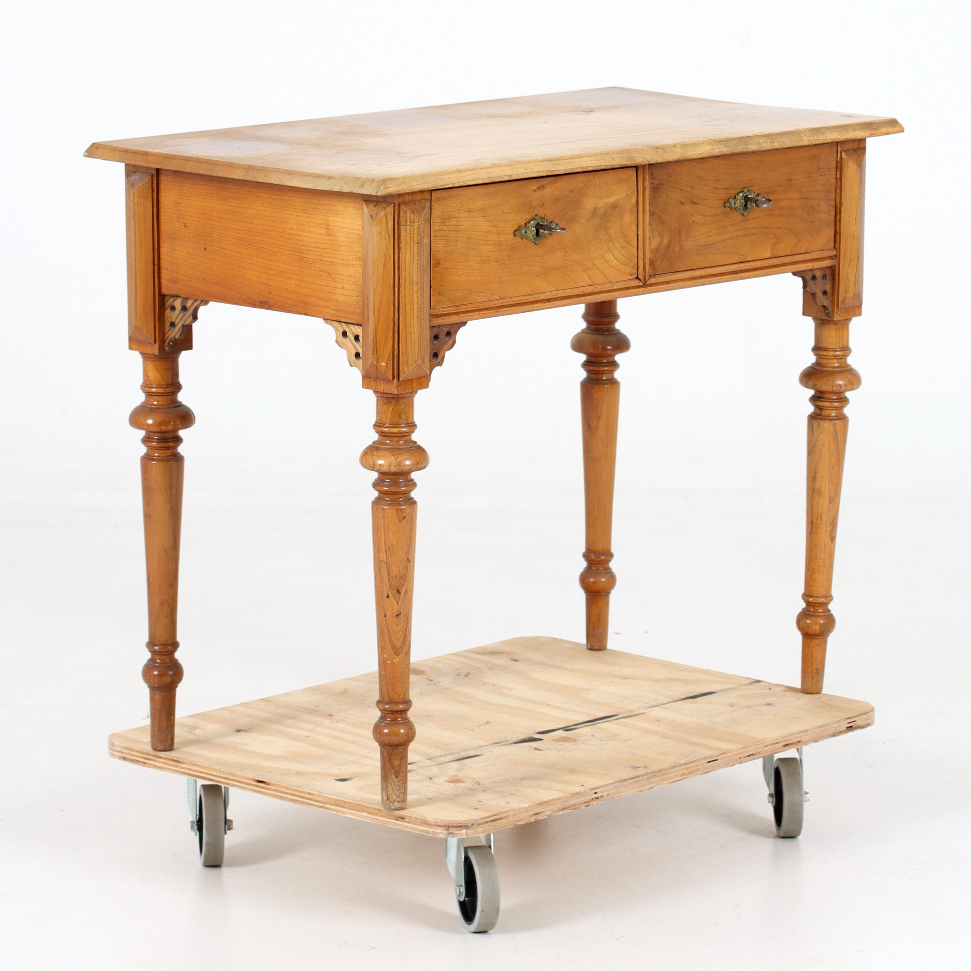 SKRIVBORD, lövträ, nyrenässans. 1900-talets första del.