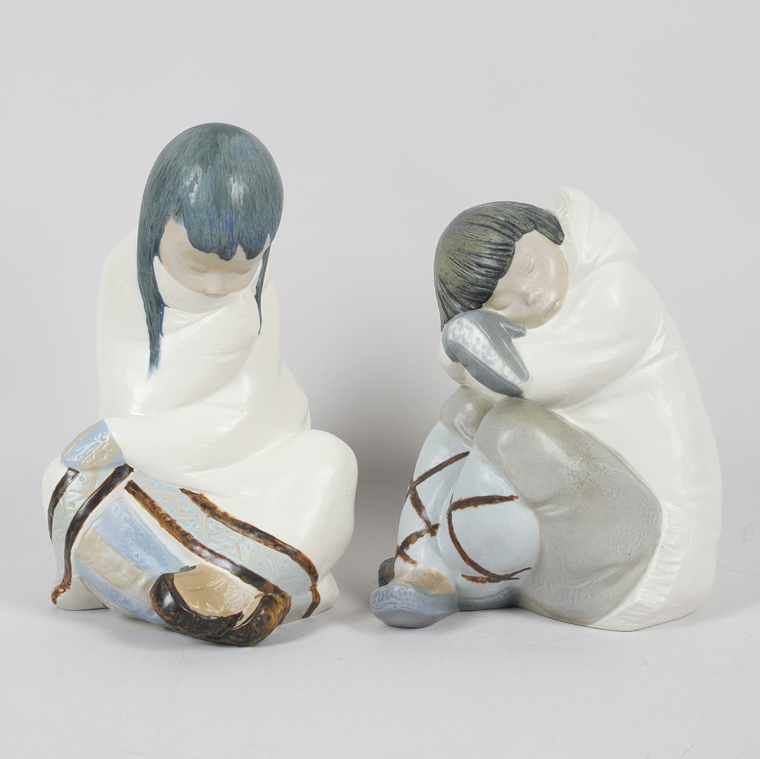 FIGURINER, ett par, "Inuitbarn", stengods, Lladro, Spanien.