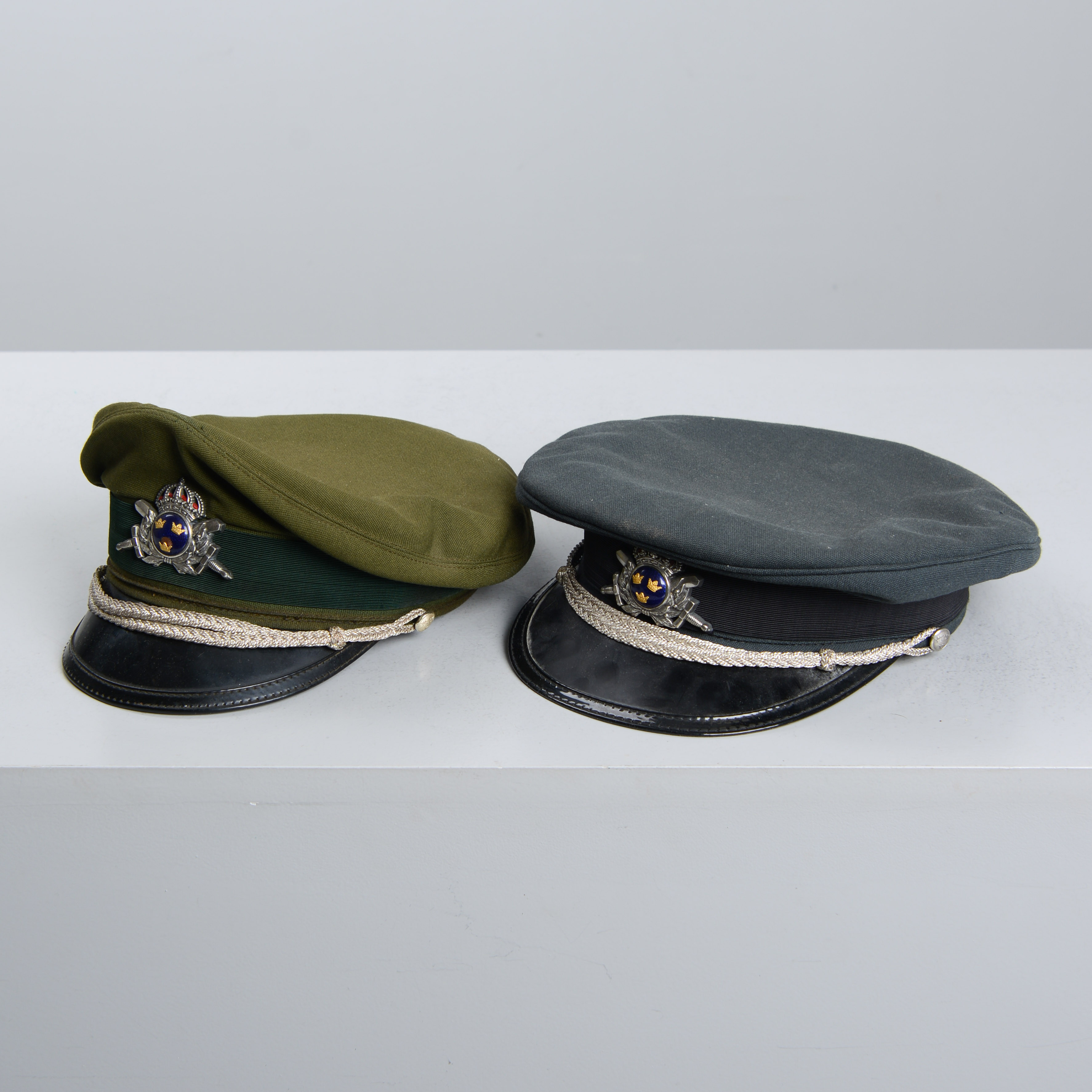 UNIFORMSMÖSSOR, 2 st, "m/60", 1900-talets andra del.