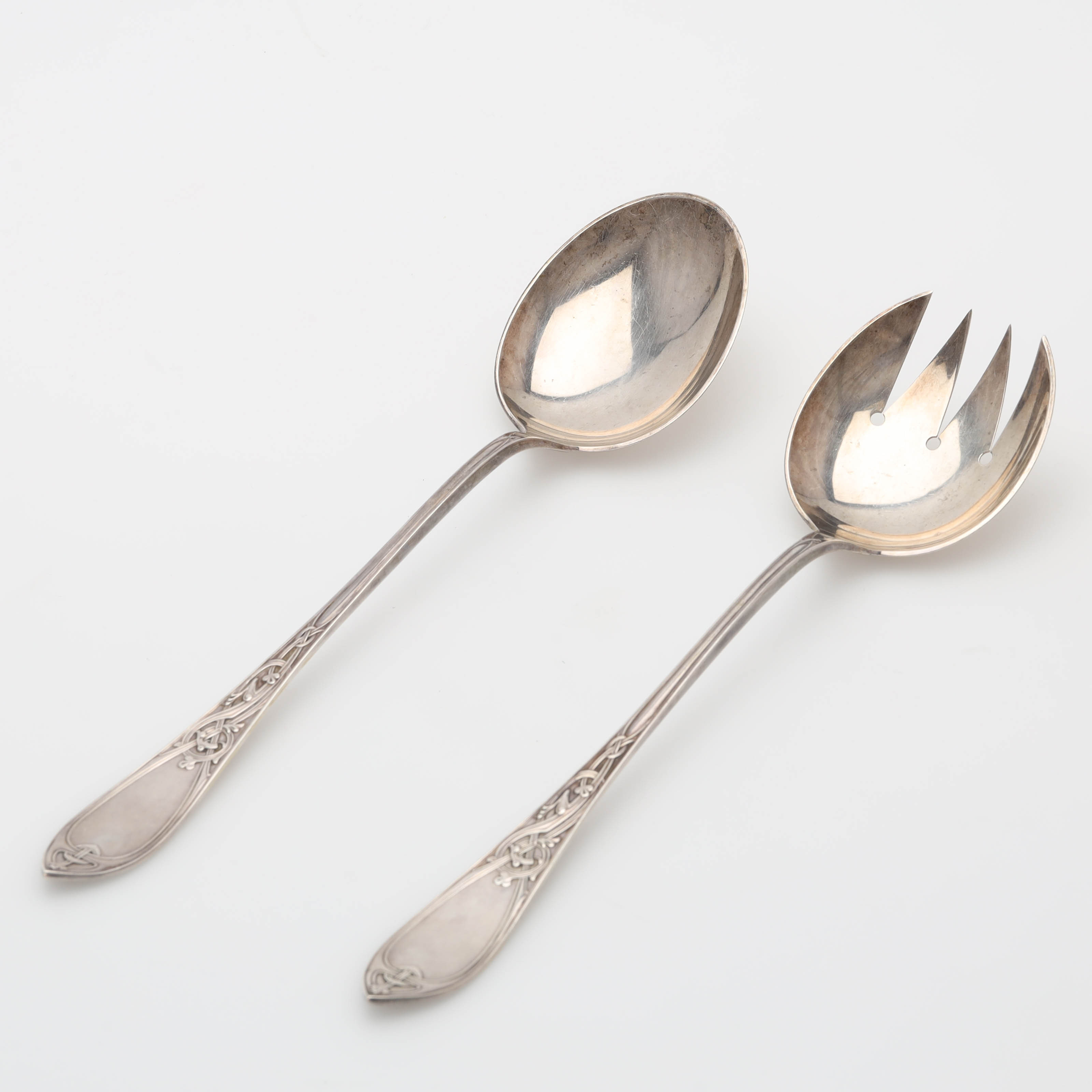 SALLADSBESTICK, ett par, silver, dekor av drake, råttsvans bak, Norge.