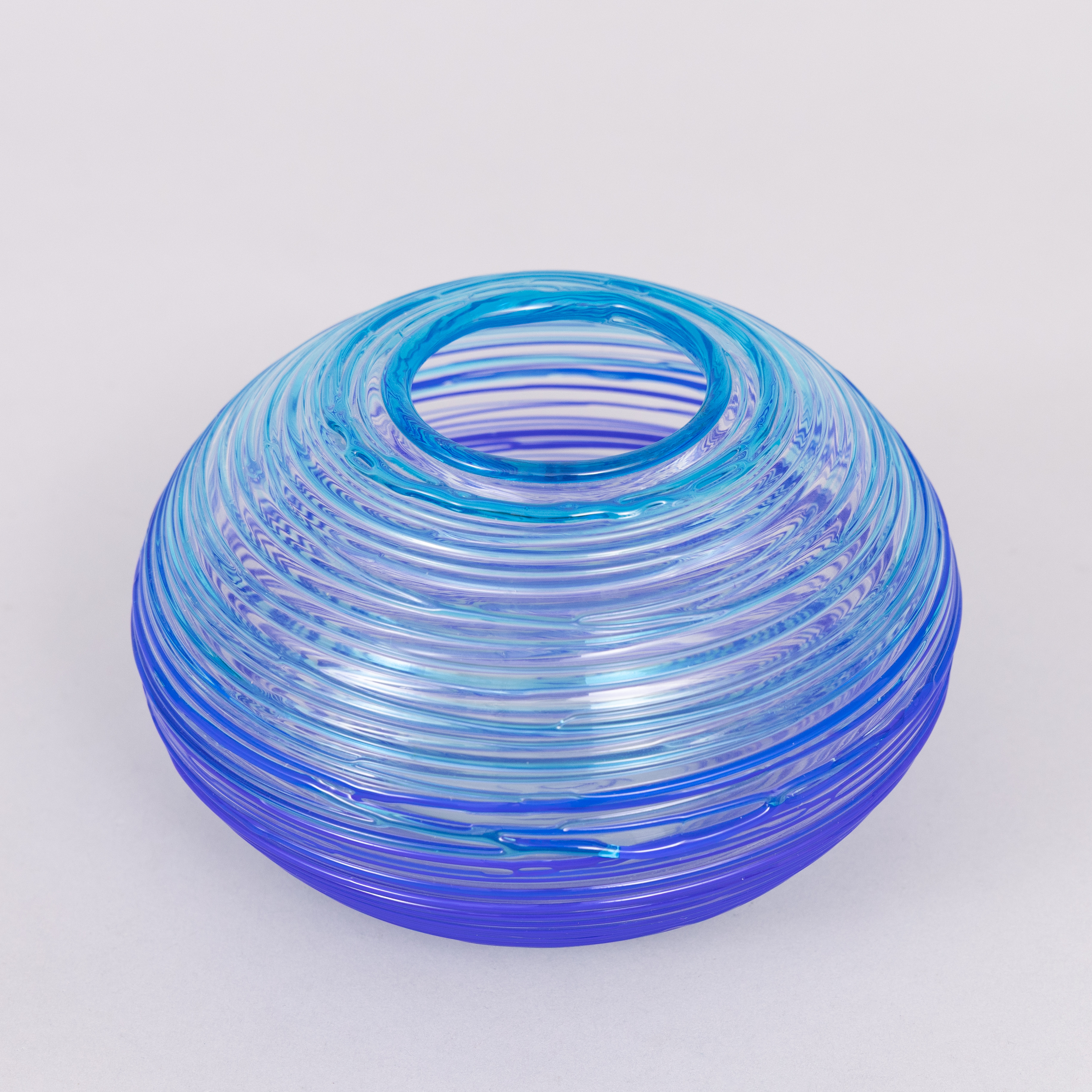 VAS i blåtonat glas, Murano, Italien, signerad Salviati.