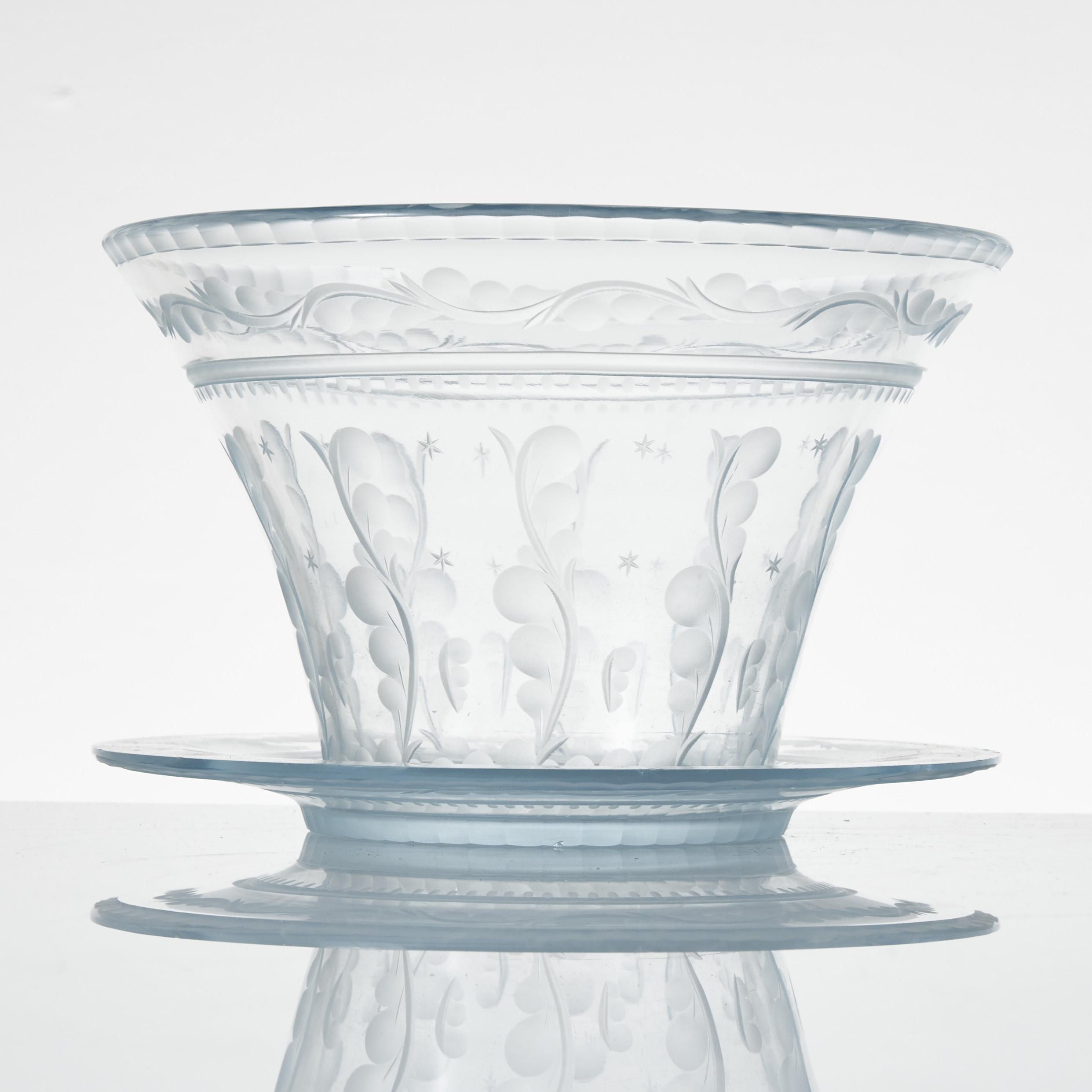 EDWARD HALD. SKÅL med FAT, Orrefors 1920-tal. Blåtonat glas med slipad dekor. Osignerad.