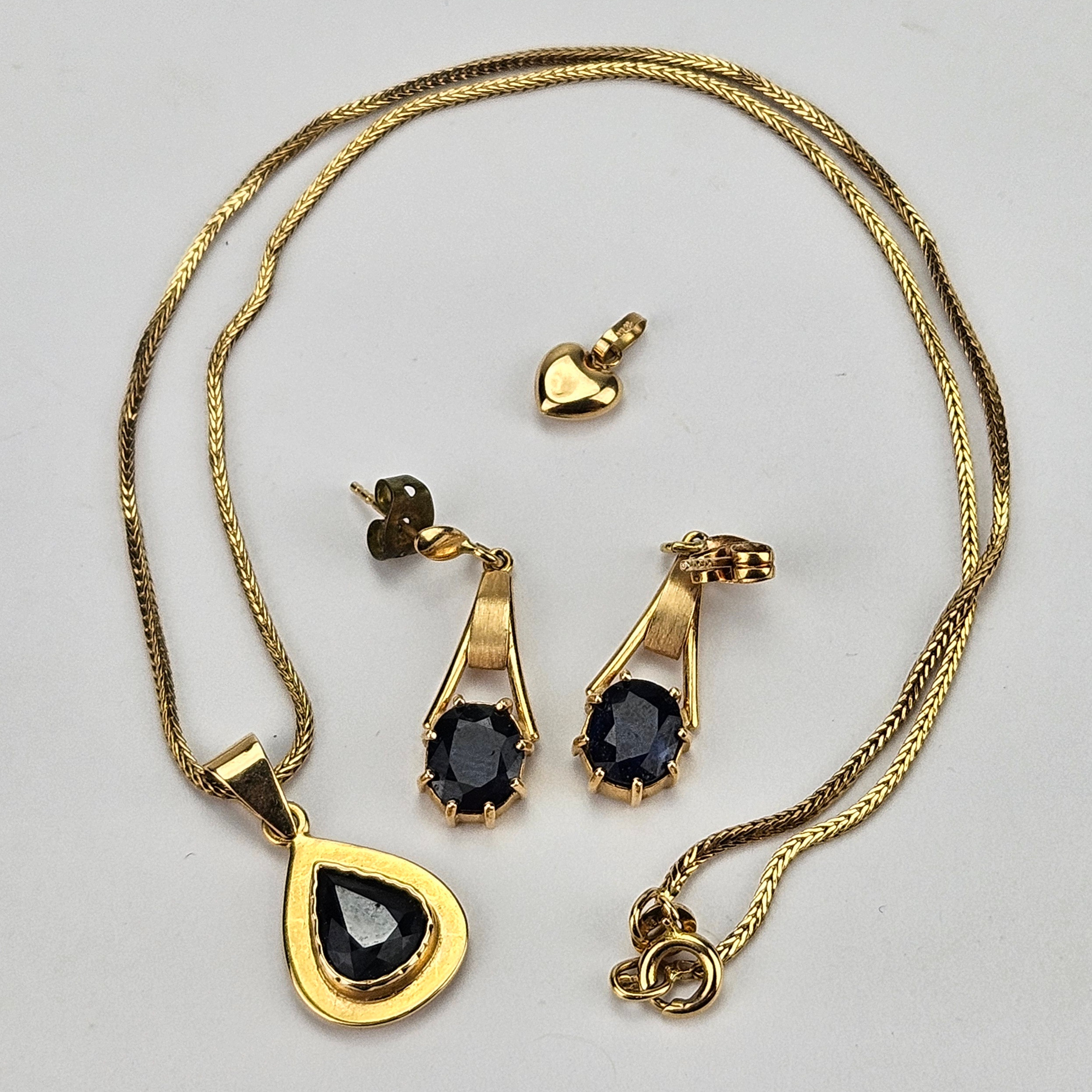 SMYCKEN, 3 delar, guld, 18K, total vikt ca. 10,4 gram.