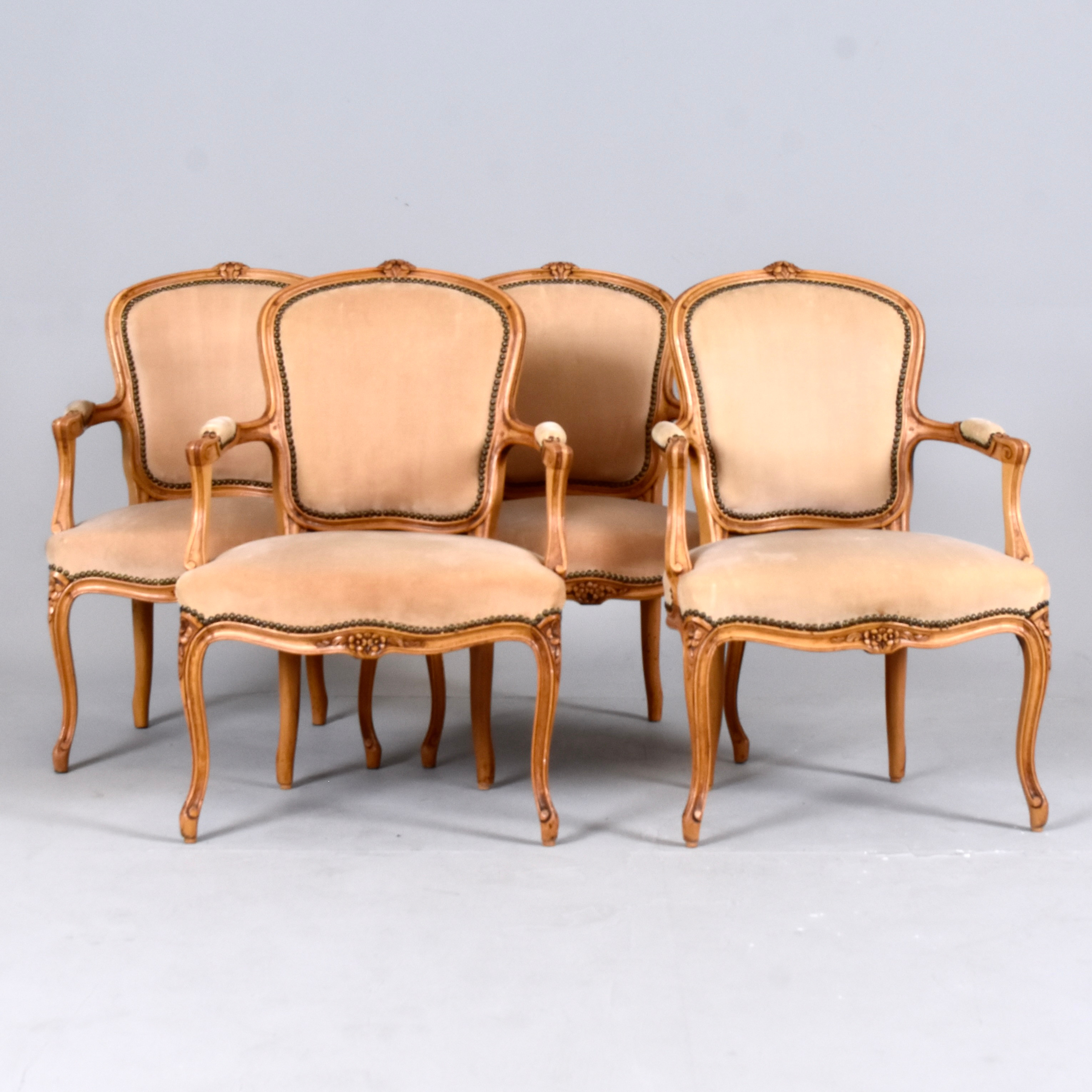 ARMSTOLAR, 4 + 2 st, skuren och delvis bonad bok.