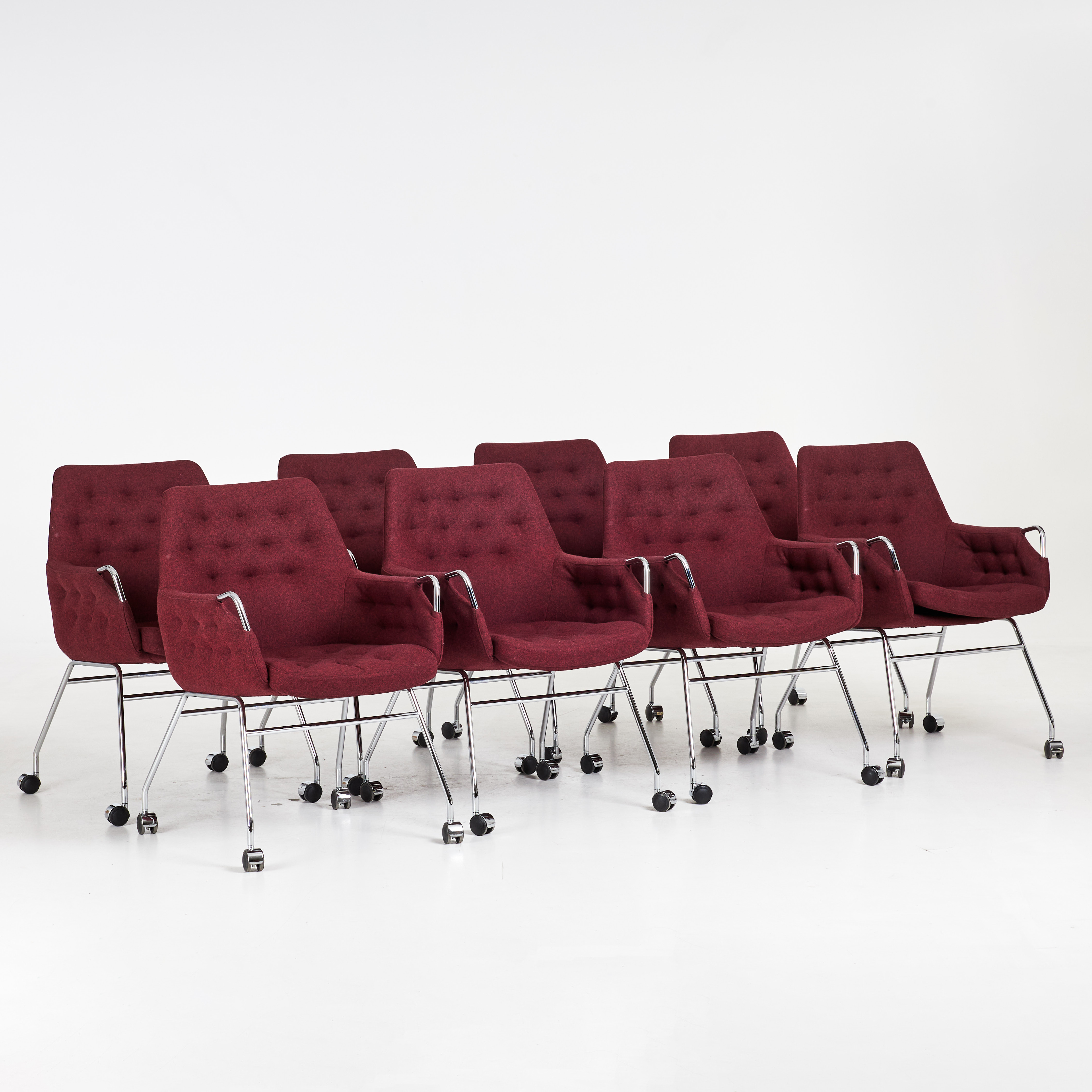 BRUNO MATHSSON. Fåtöljer, 8 st, "Milton", kromad stomme, textilklädsel, på hjul.