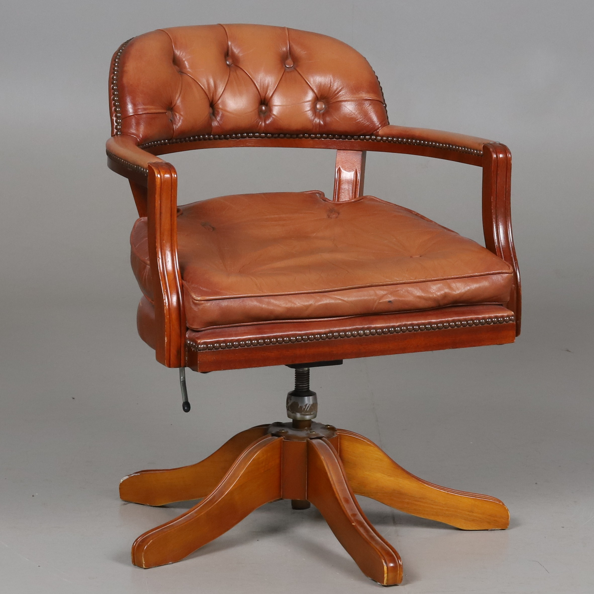 SKRIVBORDSSTOL. Trä med djuphäftad läderklädsel, 1900-talets andra hälft.